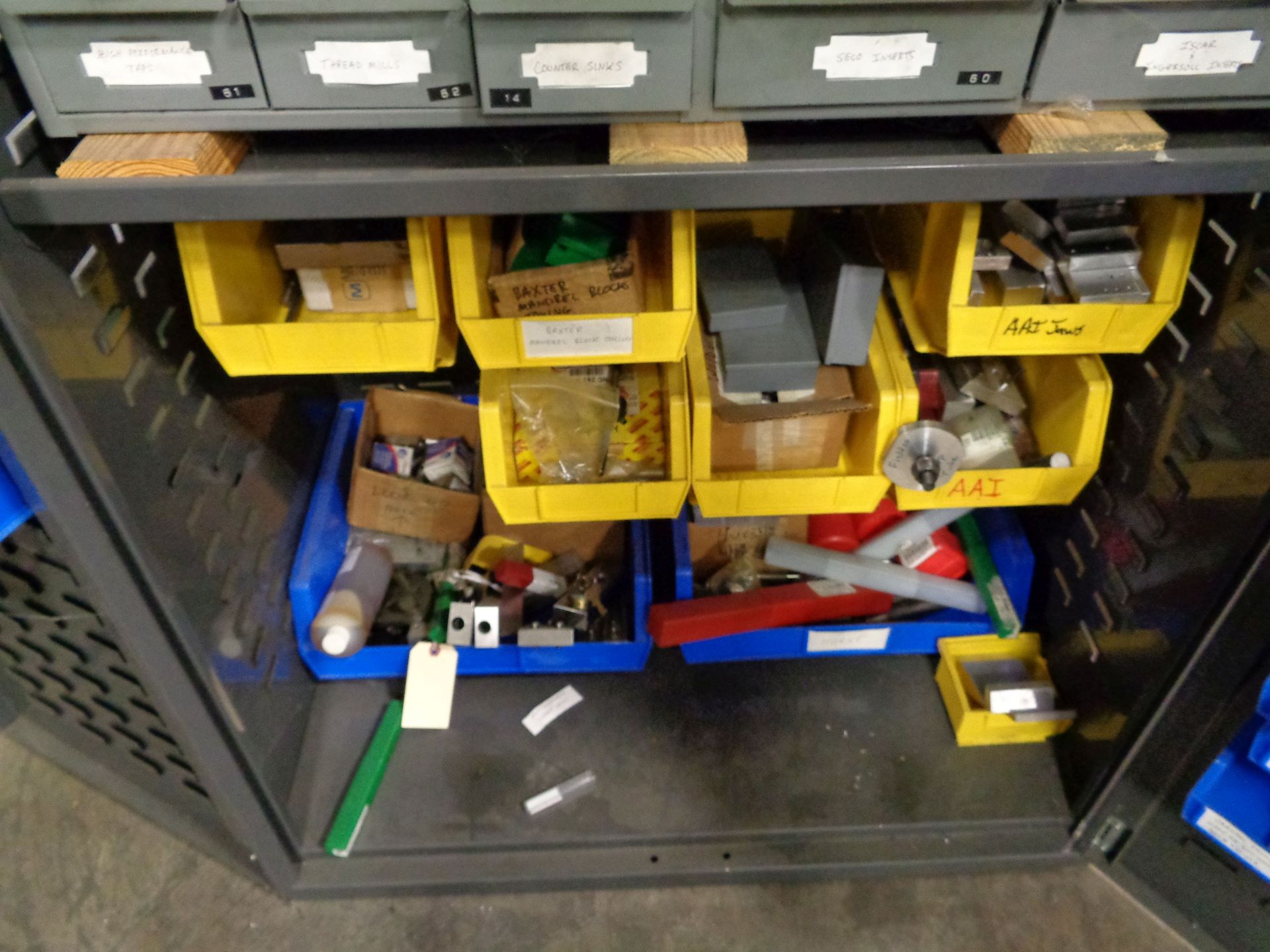 (LOT) CABINETS AND SHELVING WITH MACHINE ACCESSORIES, CHUCK JAWS, TOOLING AND OTHER RELATED ITEMS - Image 5 of 7
