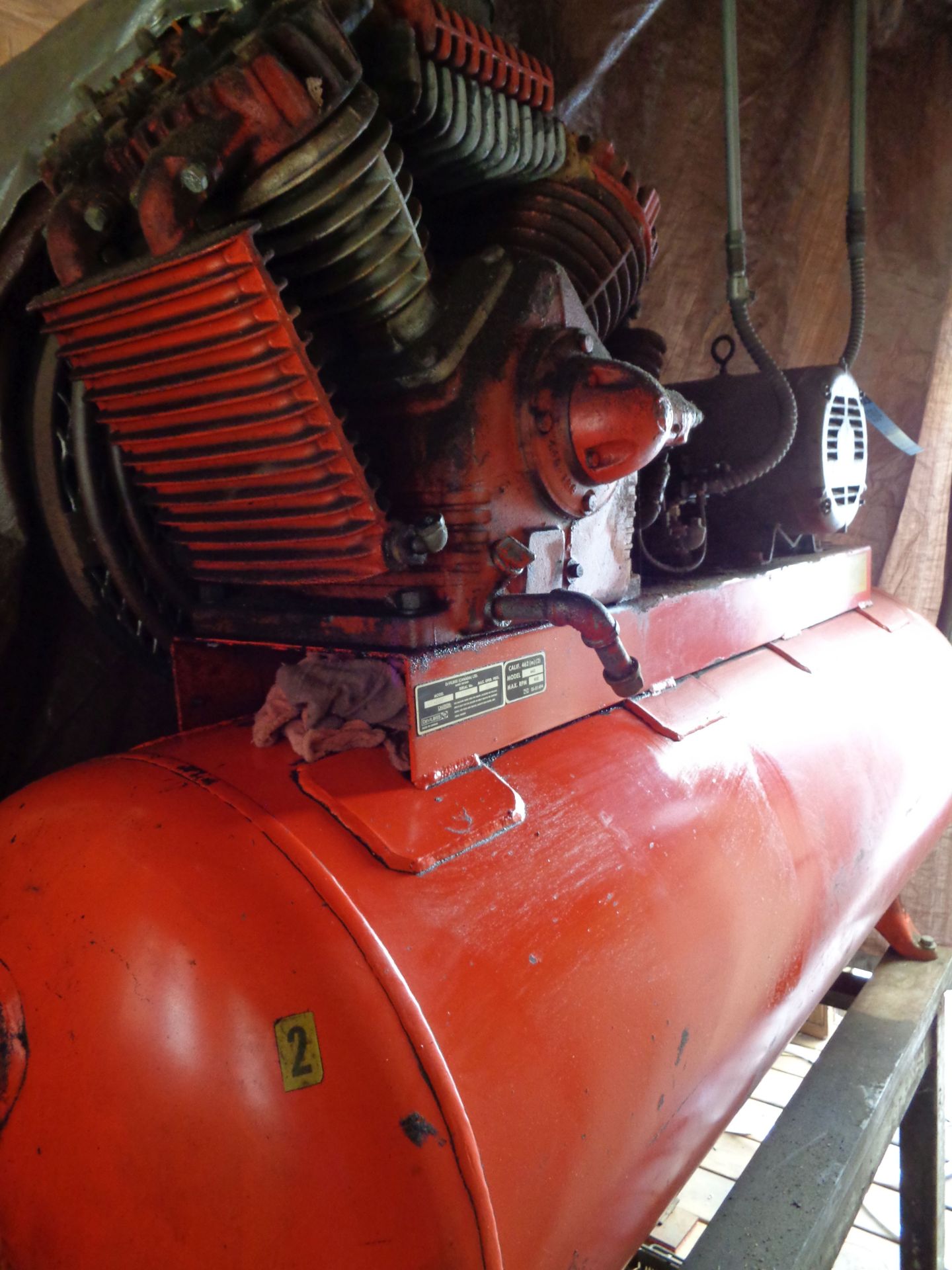 15 HP DEVILBISS MODEL VAV5060 HORIZONTAL TANK AIR COMPRESSOR; S/N 1160 **LOCATED IN SHED OUTSIDE** - Image 2 of 5