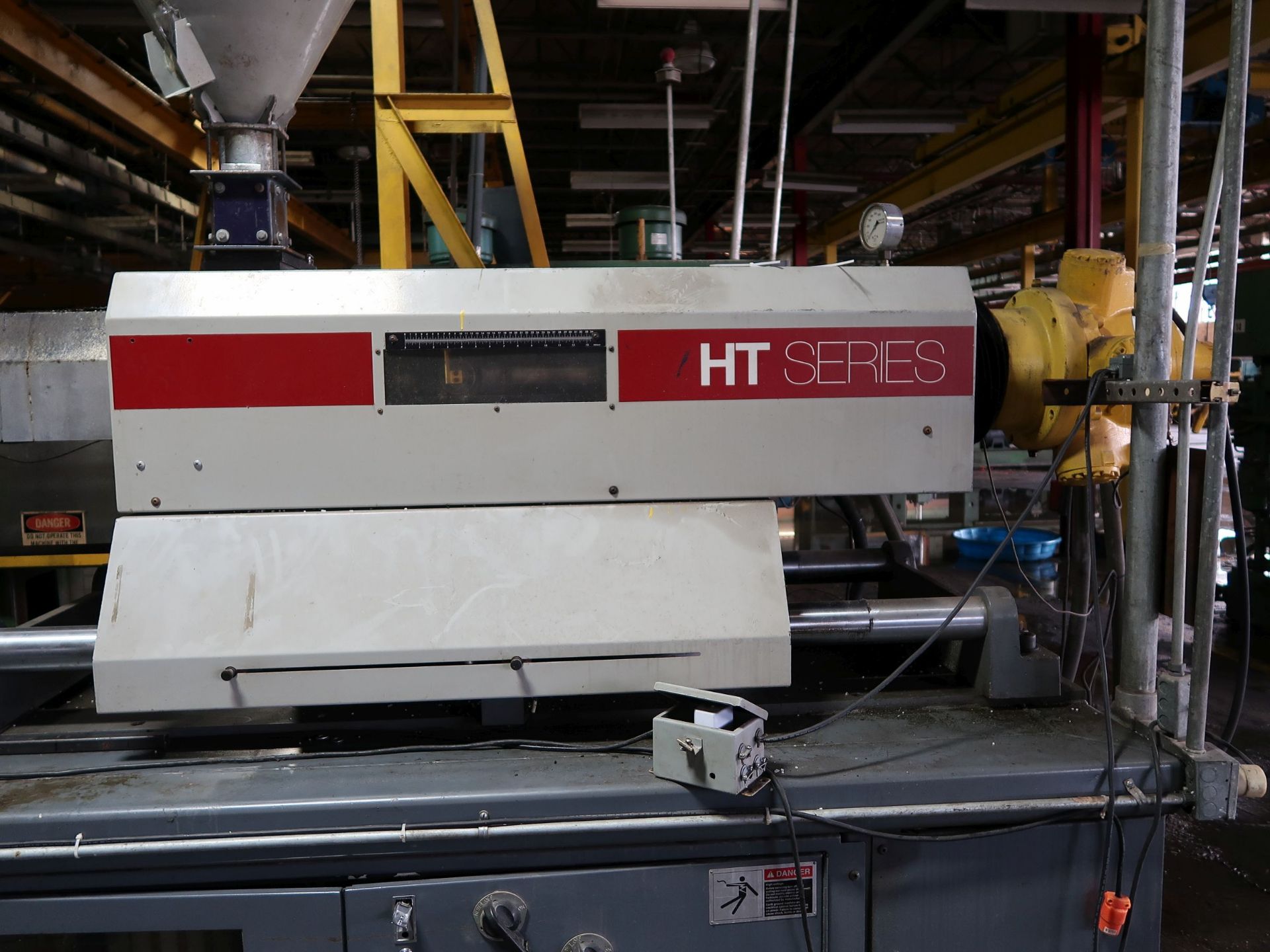 400 TON X 48 OZ. VAN DORN MODEL 400-RS-48F-HT TOGGLE CLAMP PLASTIC INJECTION MOLDING MACHINE; S/N - Image 17 of 23