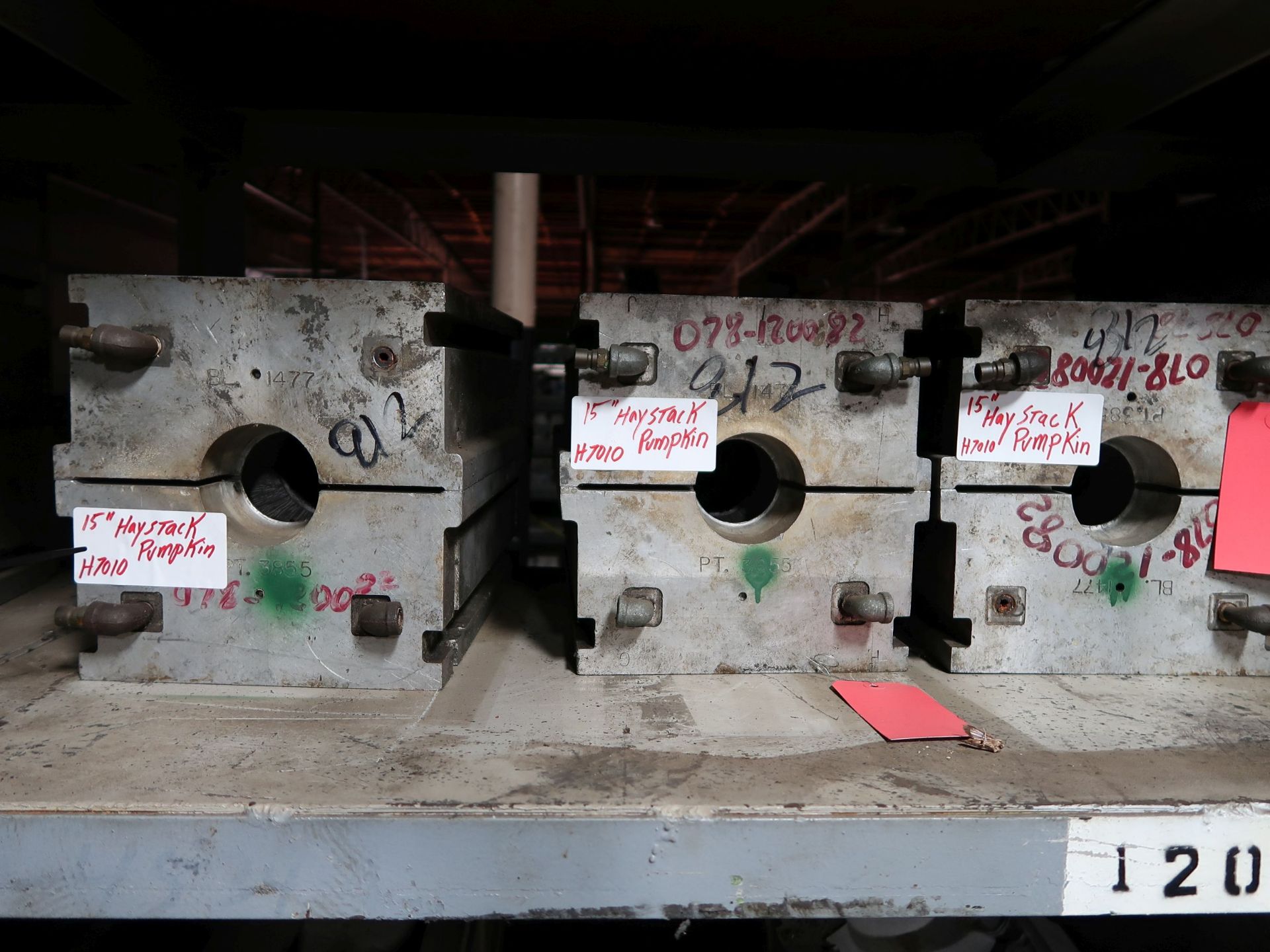 ALUMINUM BLOW MOLDS ON RACK: PUMPKINS, GHOSTS, FLAME, HAYSTACK, PUMPKINS, UNKOWN - Image 7 of 7