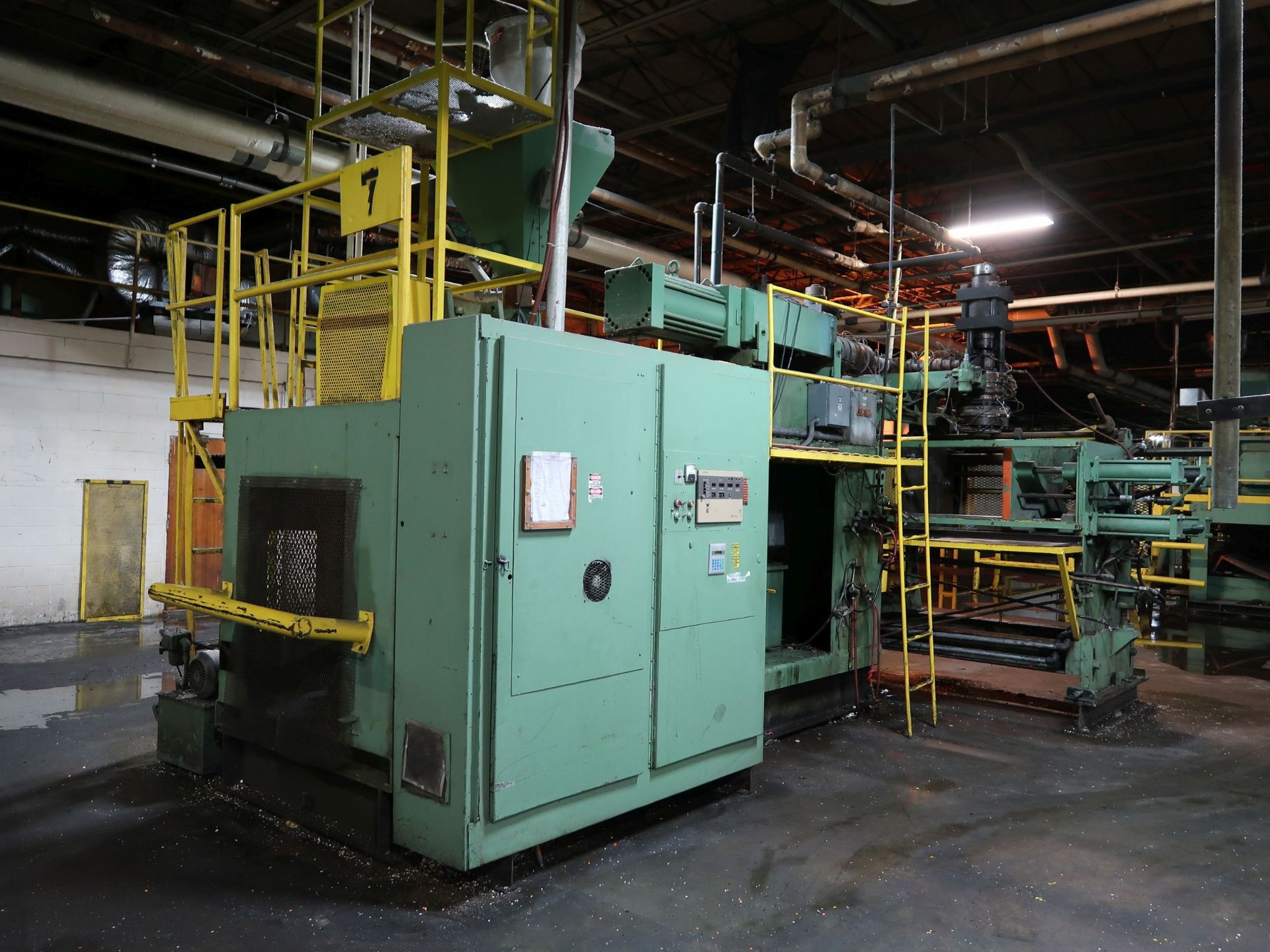 WALDRON HARTIG DUAL HEAD ALTERNATING BLOW HORIZONTAL ACCUMULATOR RAM PLASTIC BLOW MOLDING MACHINE, - Image 3 of 44