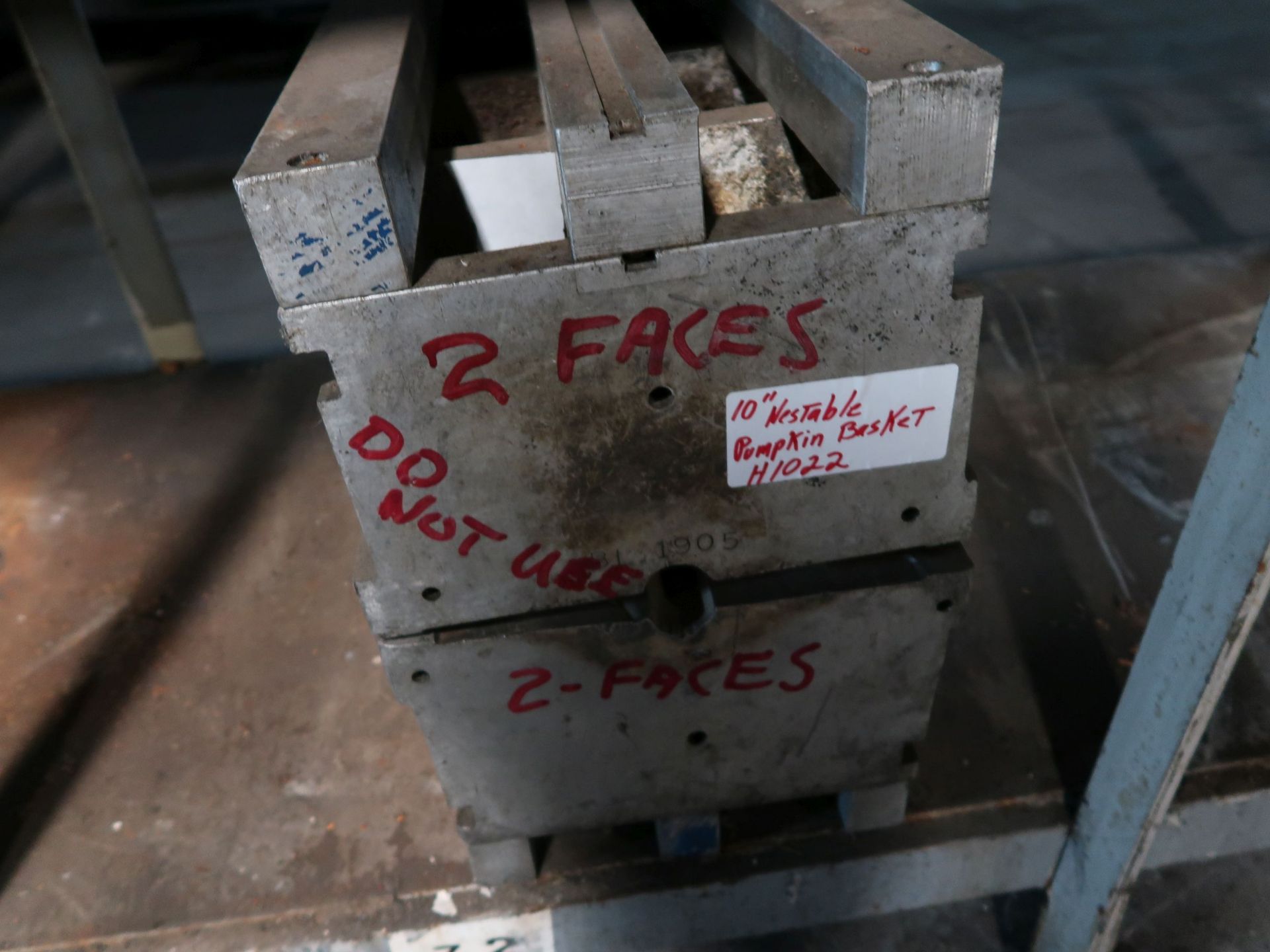 ALUMINUM BLOW MOLDS ON RACK: 18" BUNNY, BUNNY CART, PUMPKIN BASKETS, JACK-O-LATERNS, UNKNOWNS - Image 3 of 7