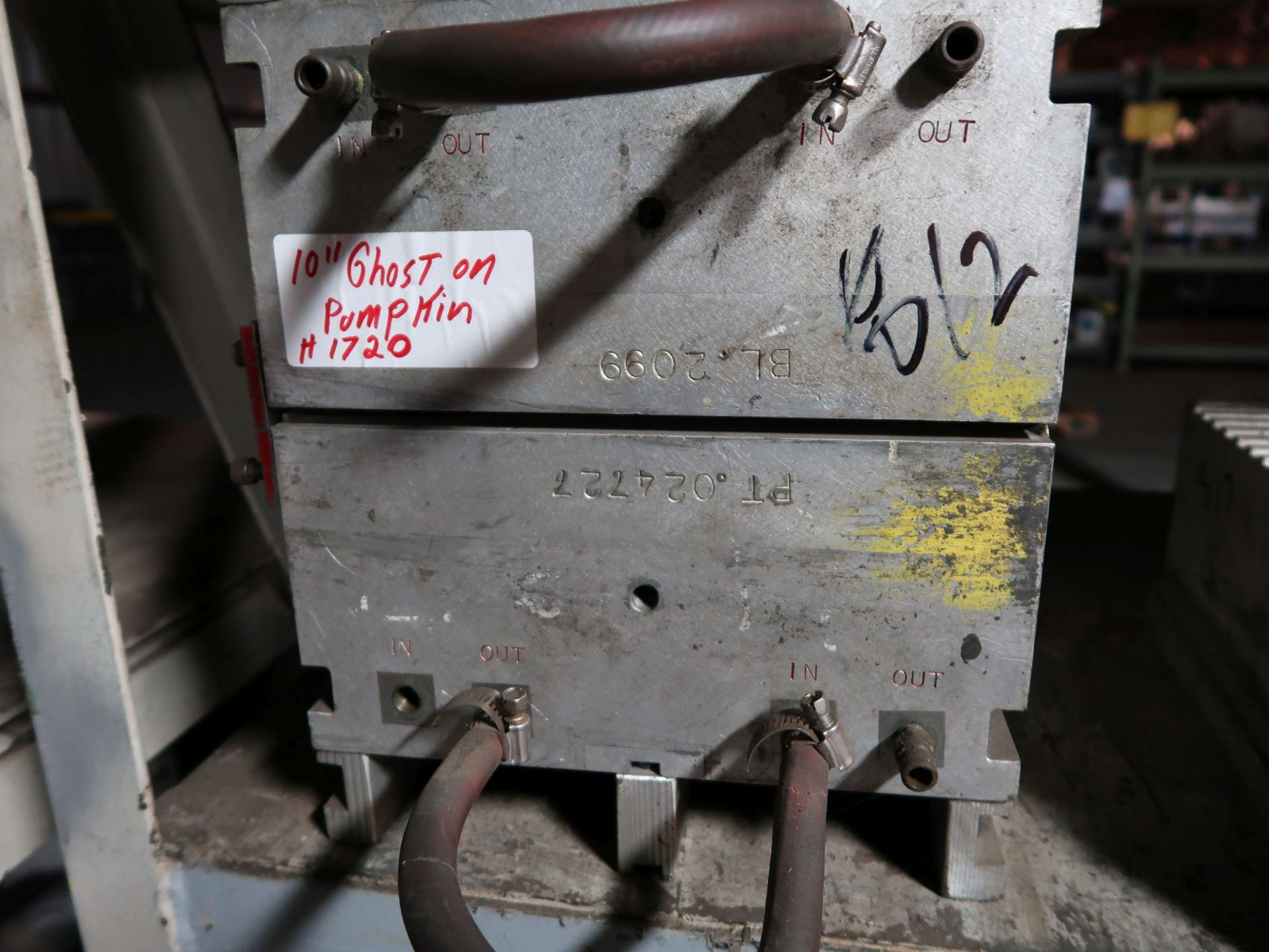 ALUMINUM BLOW MOLDS ON RACK: PUMPKINS, GHOSTS, FLAME, HAYSTACK, PUMPKINS, UNKOWN - Image 5 of 7