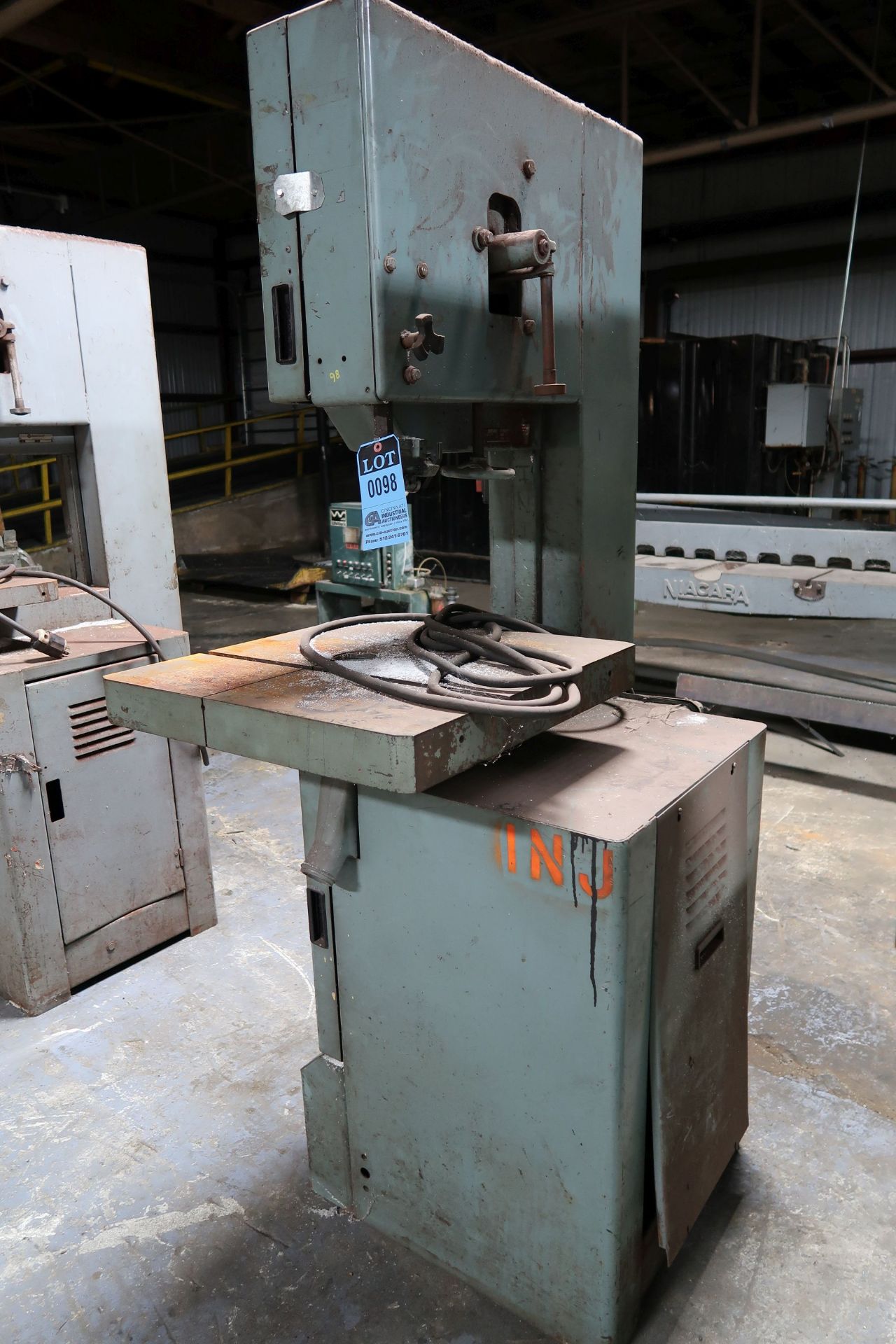 20" DELTA VERTICAL BAND SAW *OUT OF SERVICE*