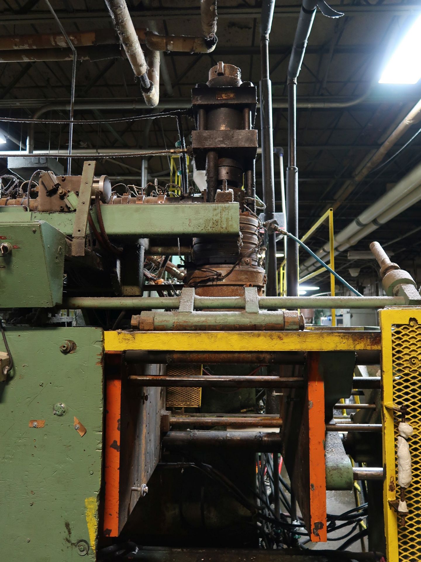 WALDRON HARTIG DUAL HEAD ALTERNATING BLOW HORIZONTAL ACCUMULATOR RAM PLASTIC BLOW MOLDING MACHINE, - Image 9 of 44