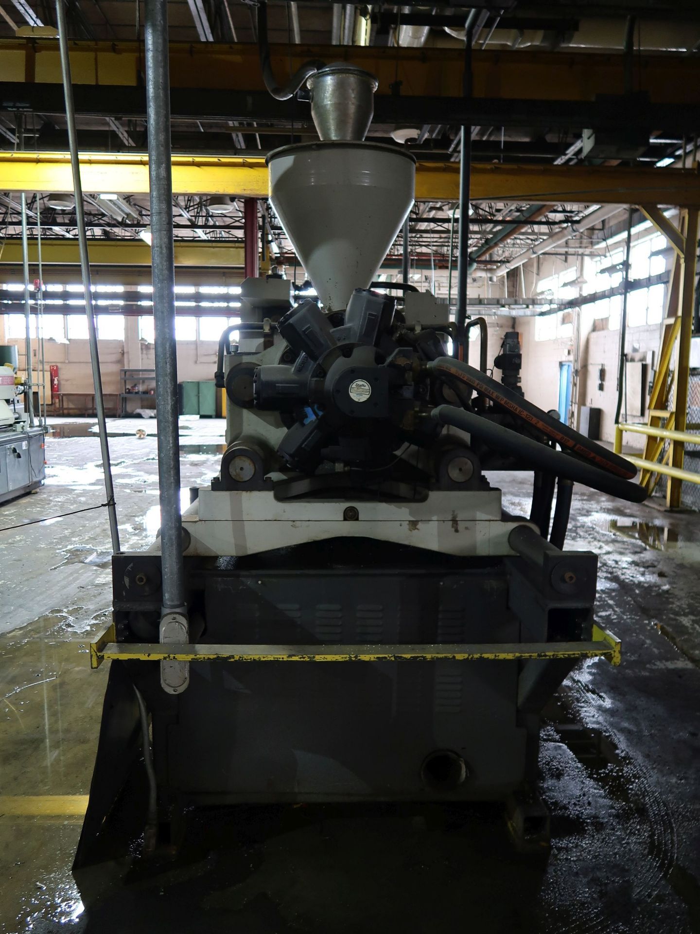 500 TON X 85 OZ. CINCINNATI MILACRON MODEL VH500-85 HYDRAULIC CLAMP PLASTIC INJECTION MOLDING - Image 3 of 23