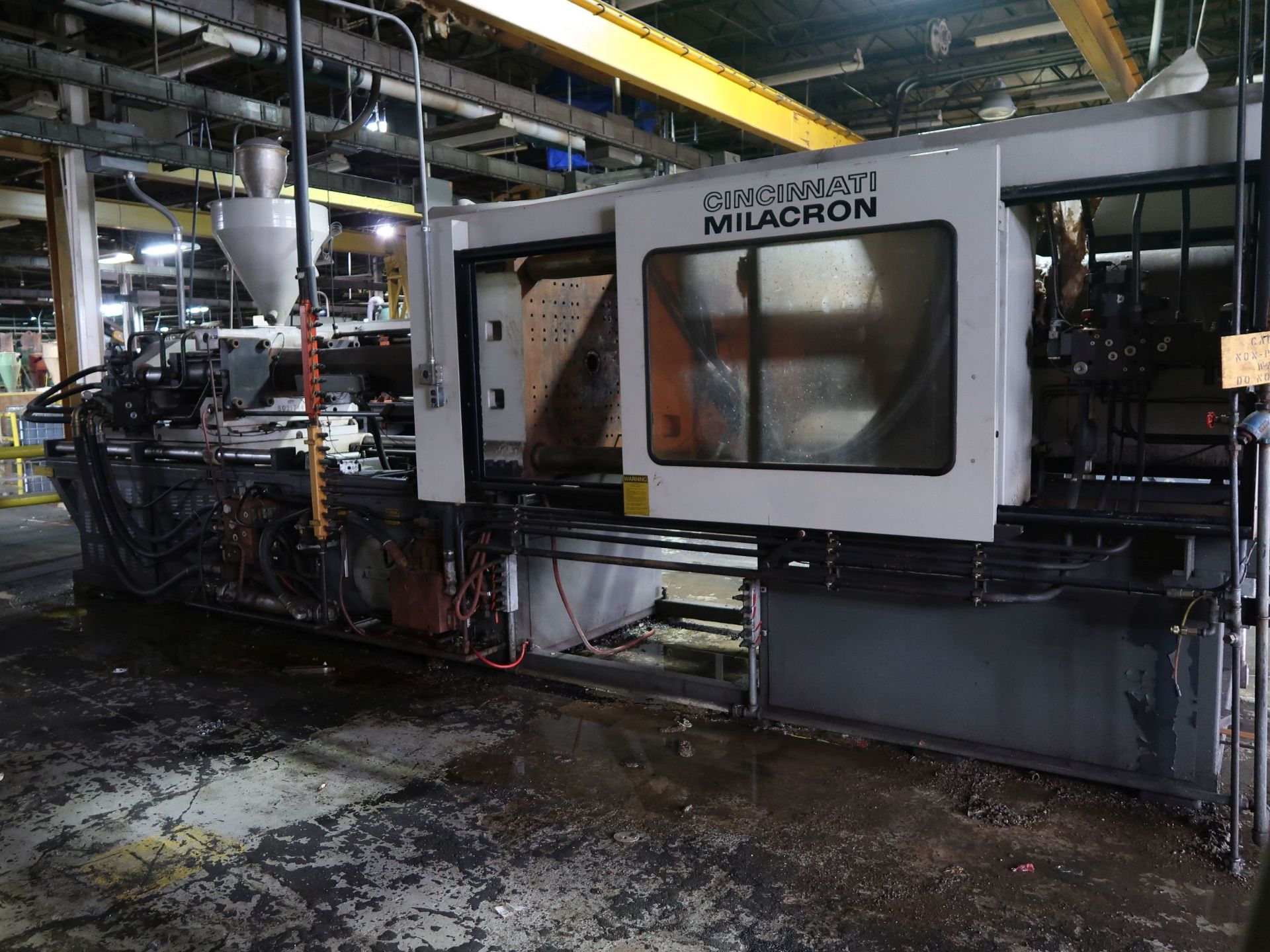 500 TON X 85 OZ. CINCINNATI MILACRON MODEL VH500-85 HYDRAULIC CLAMP PLASTIC INJECTION MOLDING - Image 4 of 23