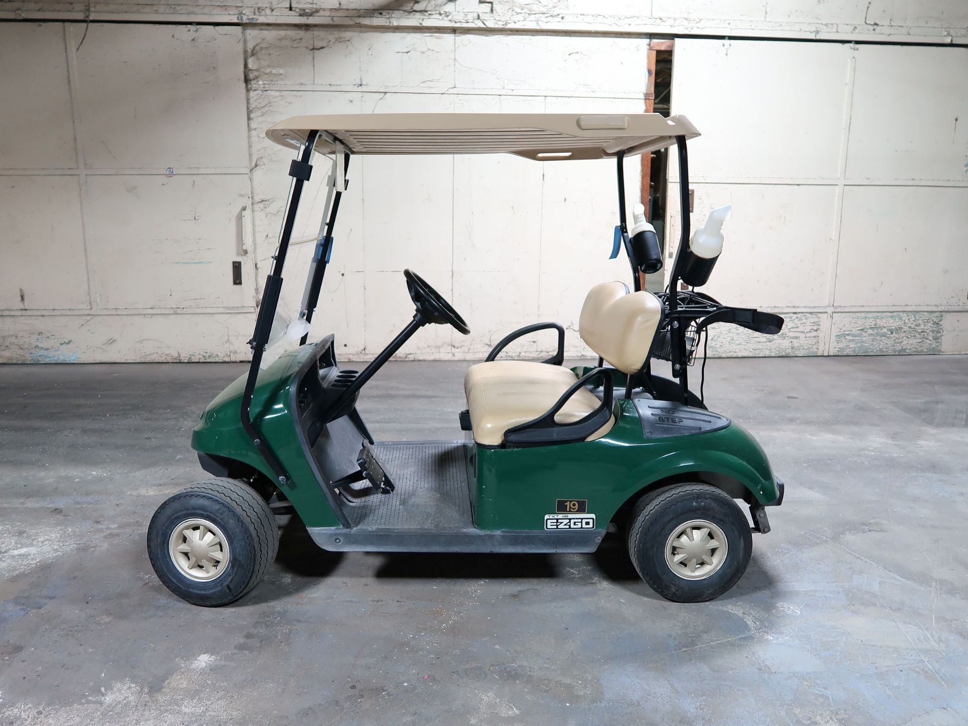 EZ-GO ELECTRIC GOLF CART WITH CHARGER, 48 VOLT - Image 6 of 10