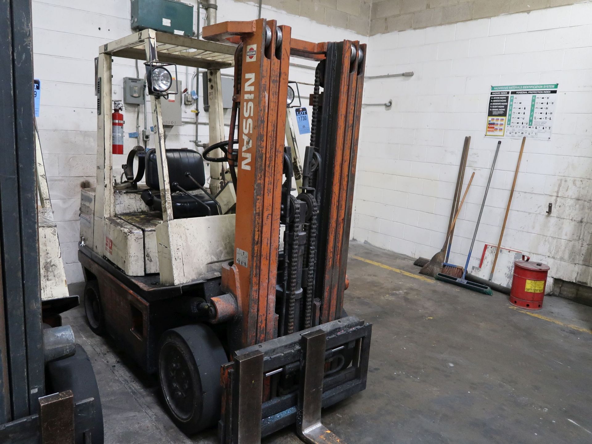5,000 LB. NISSAN 50 LP GAS SOLID TIRE LIFT TRUCK; S/N CPH02-90442D, 3-STAGE MAST, 82" MAST HEIGHT, - Image 3 of 8