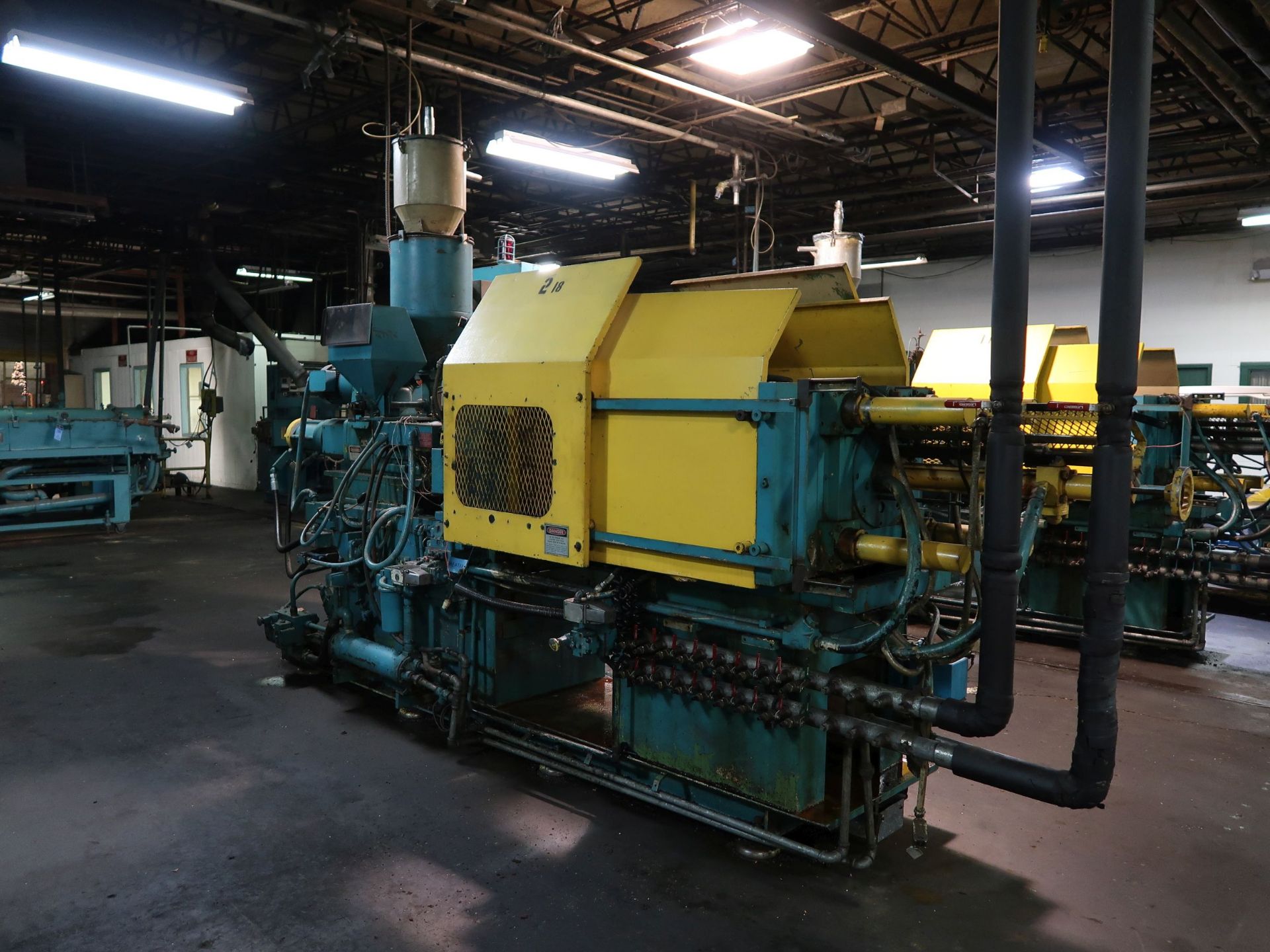 150 TON X 8 OZ. VAN DORN MODEL 750-RS-8 TOGGLE CLAMP PLASTIC INJECTION MOLDING MACHINE; S/N 150-RS- - Image 5 of 19