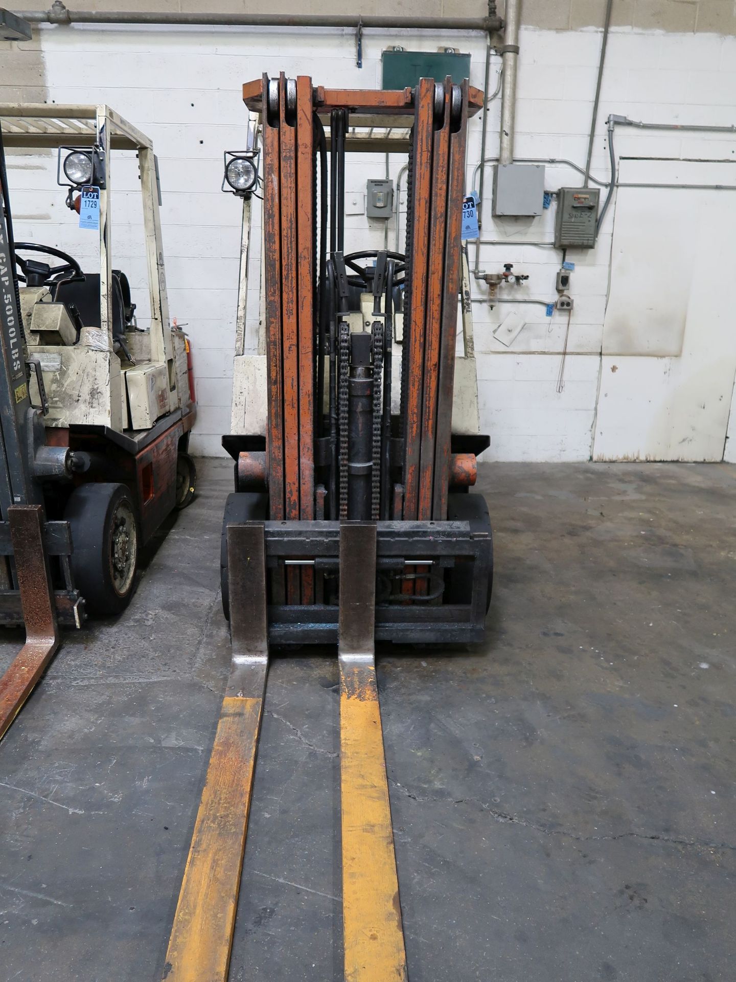 5,000 LB. NISSAN 50 LP GAS SOLID TIRE LIFT TRUCK; S/N CPH02-90442D, 3-STAGE MAST, 82" MAST HEIGHT, - Image 2 of 8
