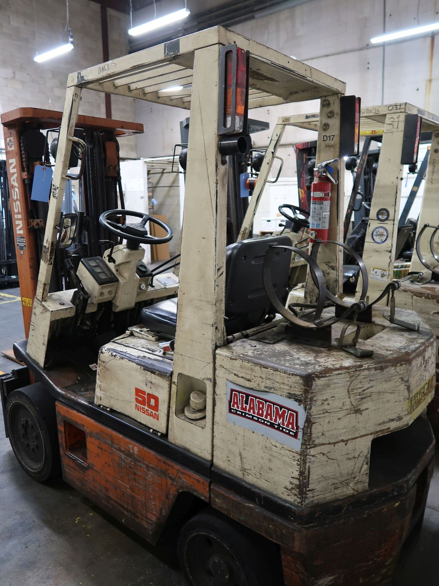5,000 LB. NISSAN 50 LP GAS SOLID TIRE LIFT TRUCK; S/N CPH02-90442D, 3-STAGE MAST, 82" MAST HEIGHT, - Image 4 of 8