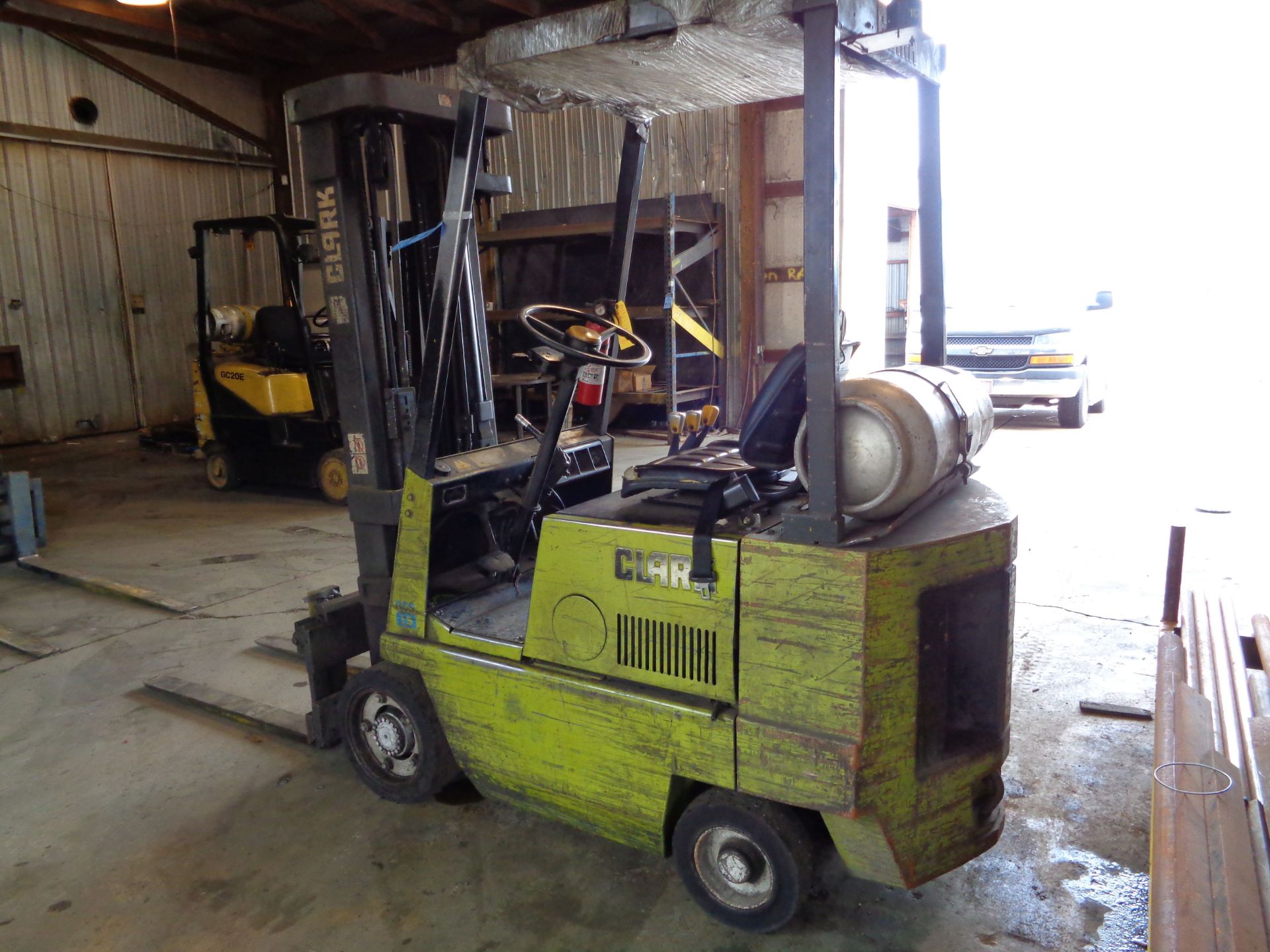3,000 LB. CLARK MODEL GCS15 LP GAS SOLID TIRE THREE-STAGE MAST LIFT TRUCK; S/N 7645K, HOURS SHOWING: - Image 4 of 7