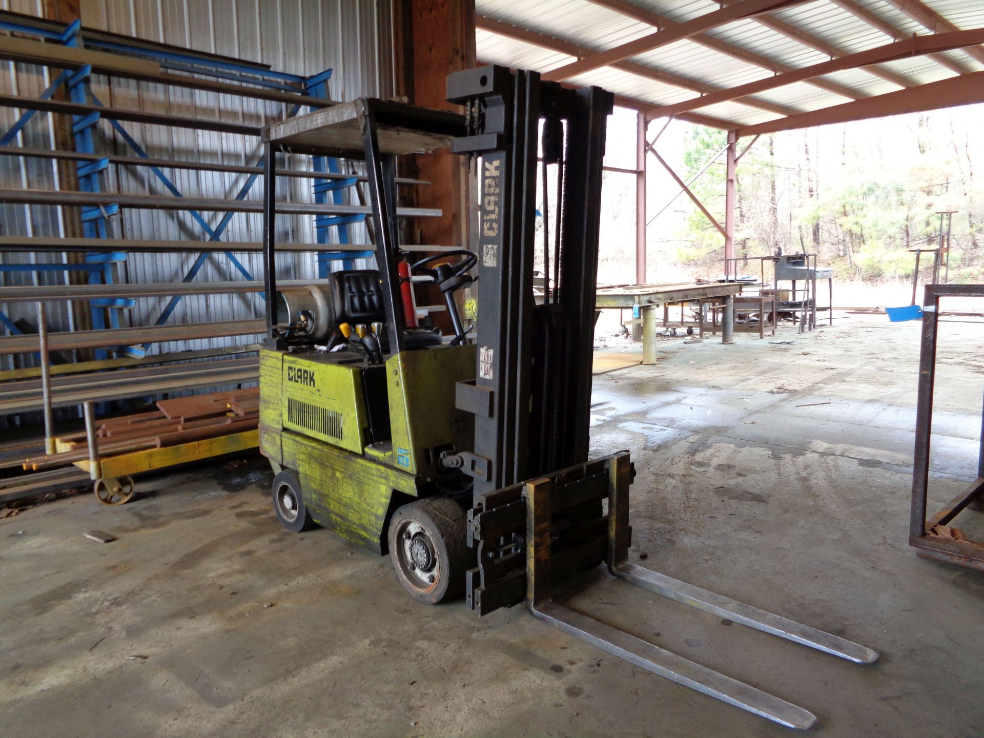 3,000 LB. CLARK MODEL GCS15 LP GAS SOLID TIRE THREE-STAGE MAST LIFT TRUCK; S/N 7645K, HOURS SHOWING: - Image 2 of 7