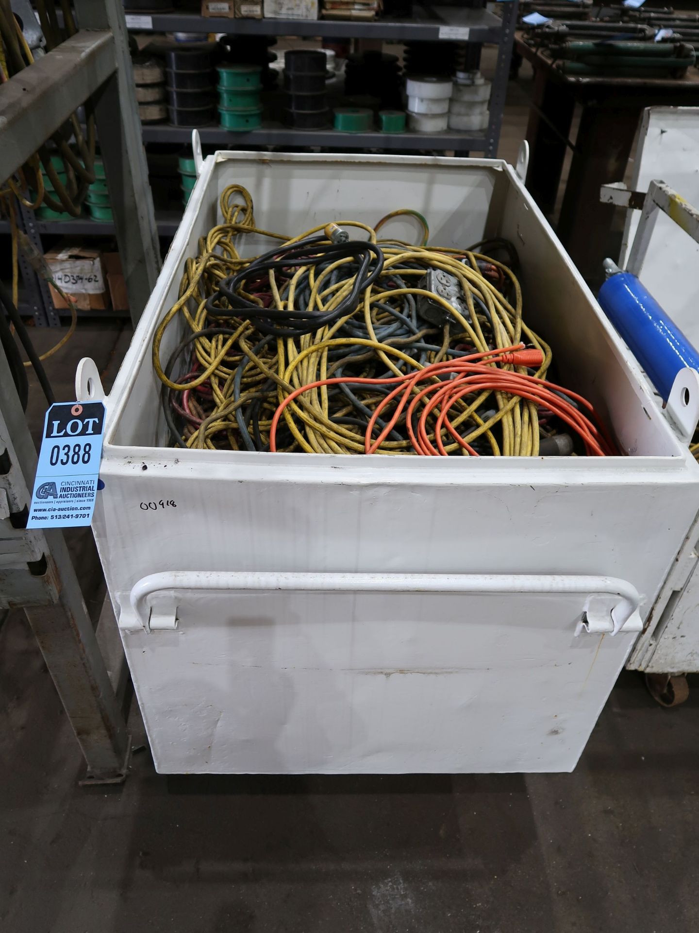 (LOT) MISCELLANEOUS ELECTRICAL CORDS WITH JOBOX