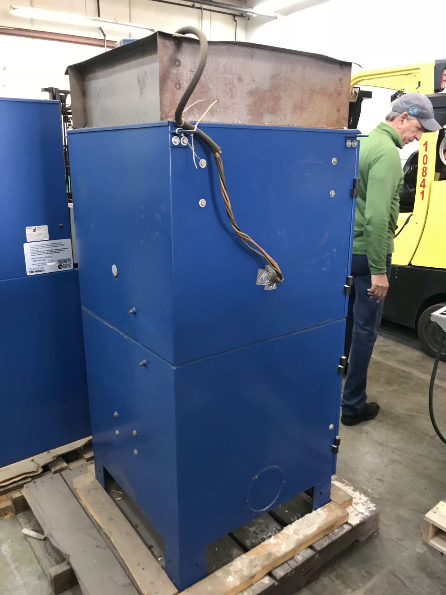 2 HP TORIT MODEL DMC-B CABINET DUST COLLECTOR; S/N IG306266, FILTER TYPE **LOCATED AT 6600 STOCKTON - Image 3 of 7