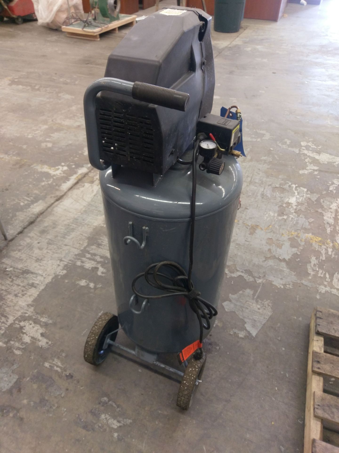 2.5 HP PERFORMAX 26 GALLON VERTICAL AIR COMPRESSOR, 120 VOLT, SINGLE PHASE **LOCATED 3201 ALBERTA - Image 3 of 4