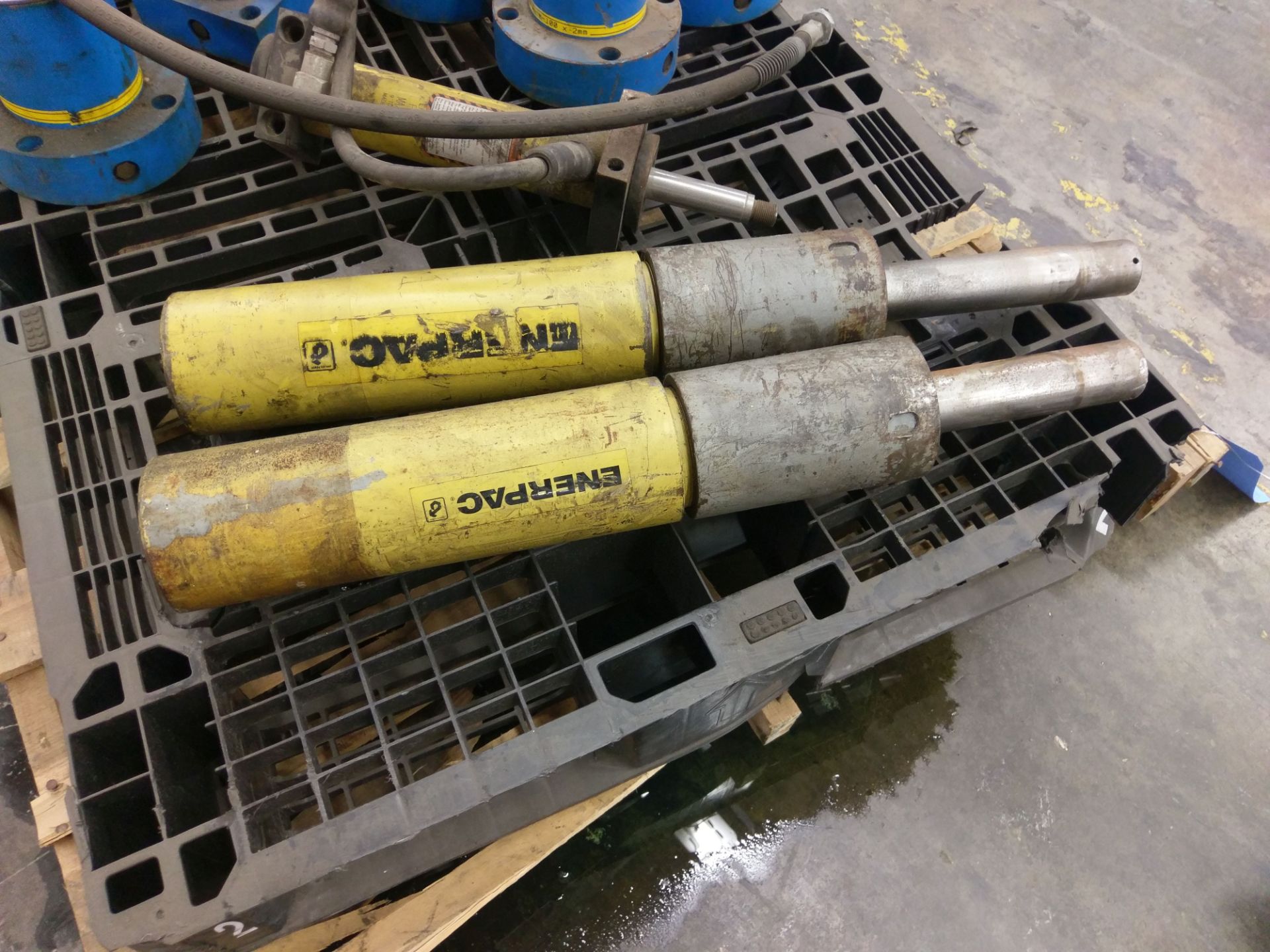 (LOT) HYDRAULIC CYLINDERS, HOSES AND GAUGES **LOCATED 3201 ALBERTA ST., COLUMBUS, OH 43204** - Image 5 of 6