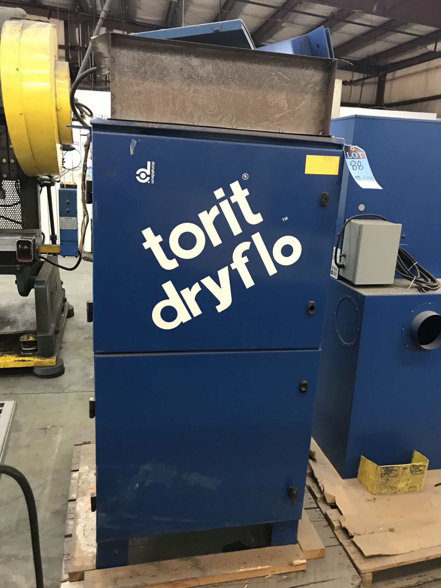 2 HP TORIT MODEL DMC-B CABINET DUST COLLECTOR; S/N IG306266, FILTER TYPE **LOCATED AT 6600 STOCKTON - Image 2 of 7