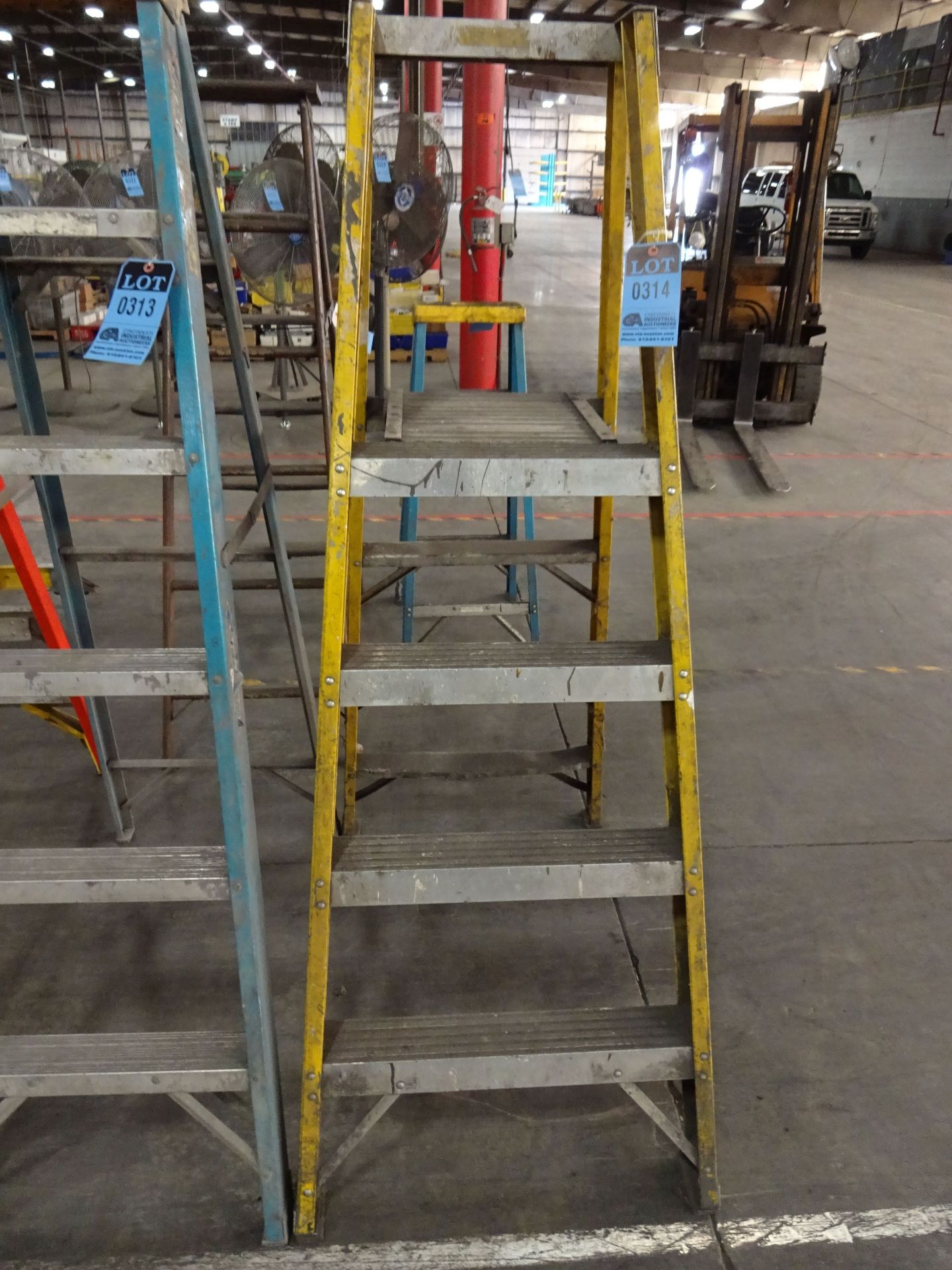 6' BAUER FIBERGLASS LADDER