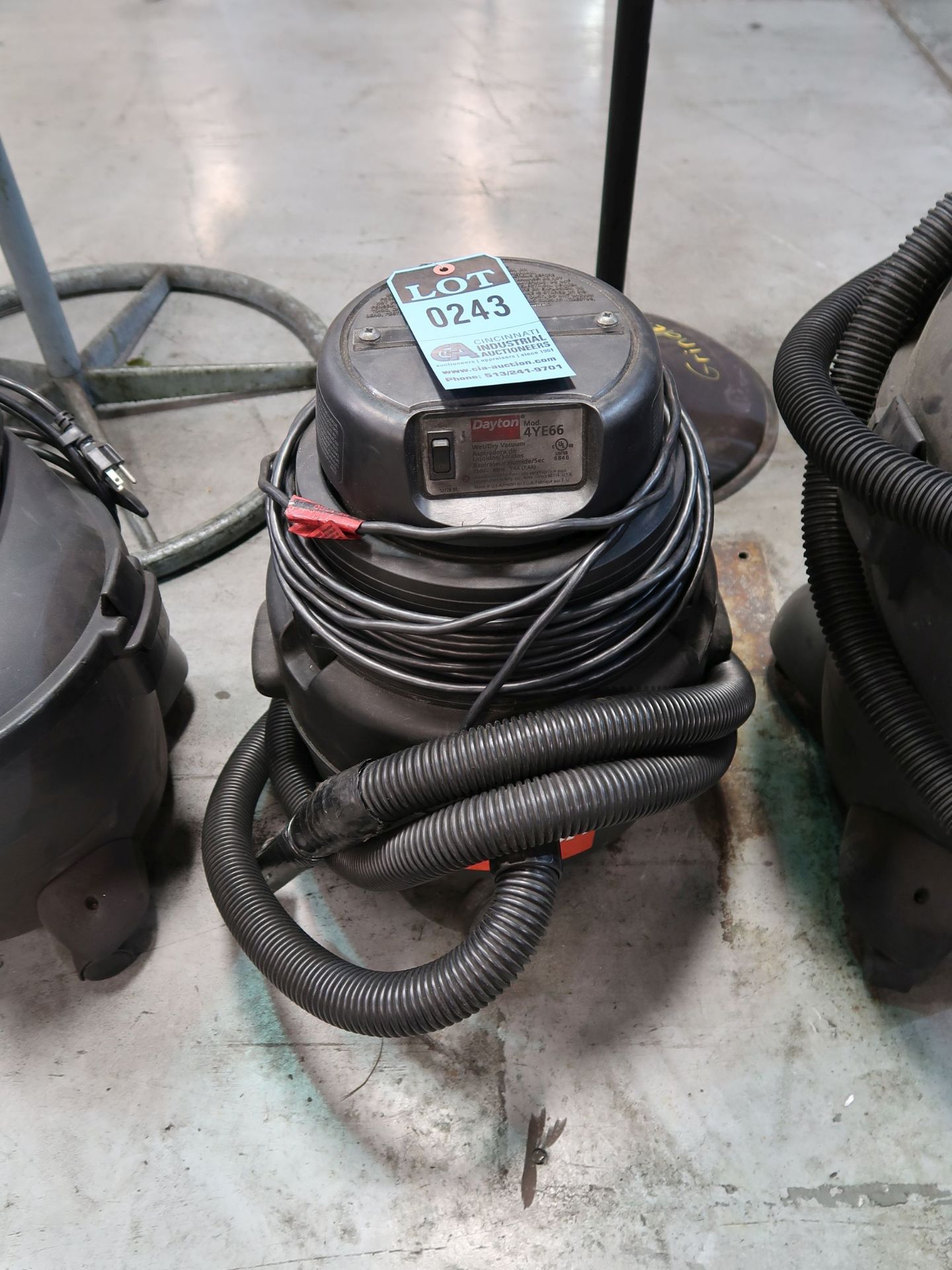 3 GALLON APPROX. DAYTON MODEL 4YE66 MOBILE WET / DRY VACUUM