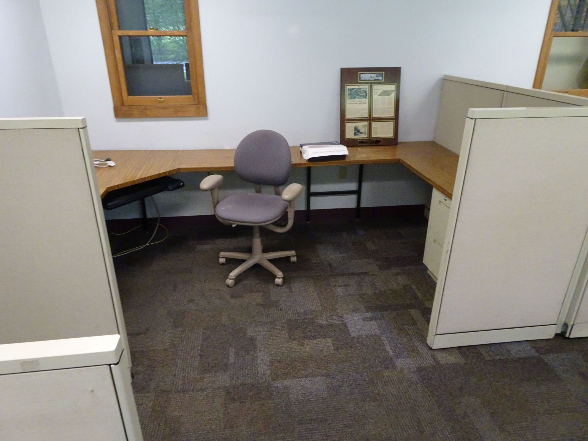 (LOT) MODULAR DESK AND CABINETS - Image 5 of 6