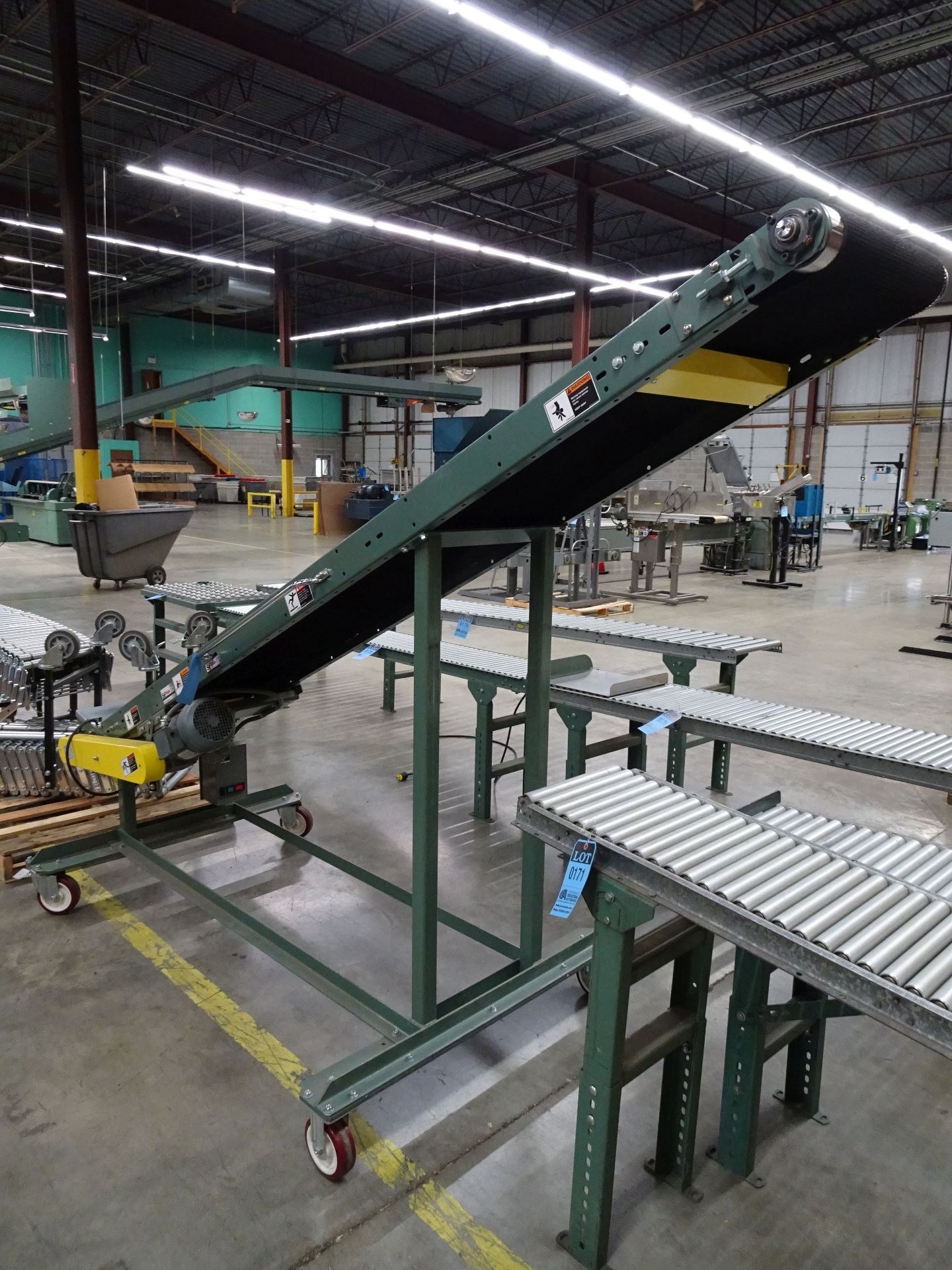 18" WIDE RUBBER BELT X 10' SJF POWERED INCLINE CONVEYOR SECTION - Image 2 of 4