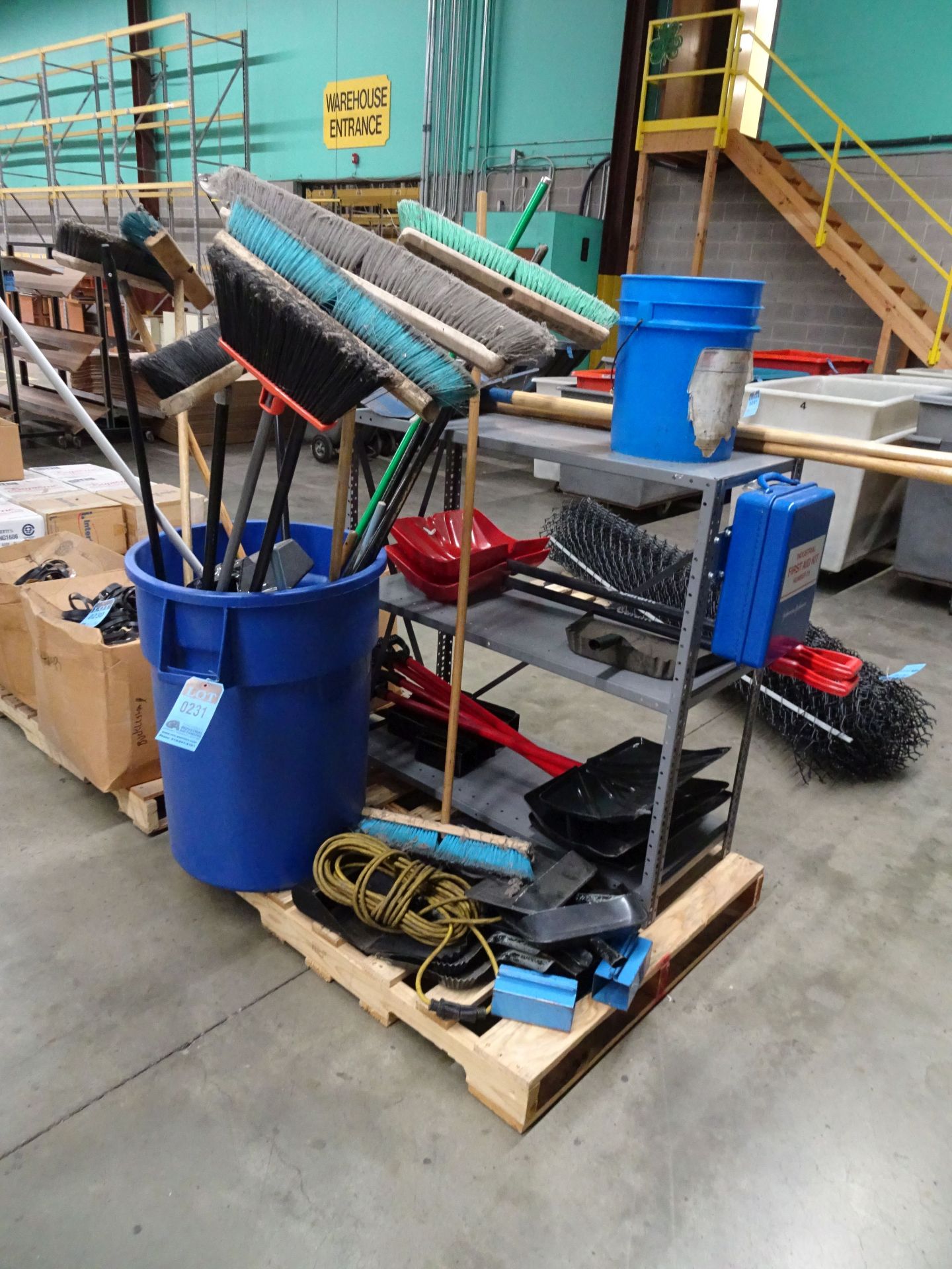(LOT) SKID OF JANITORIAL ITEMS