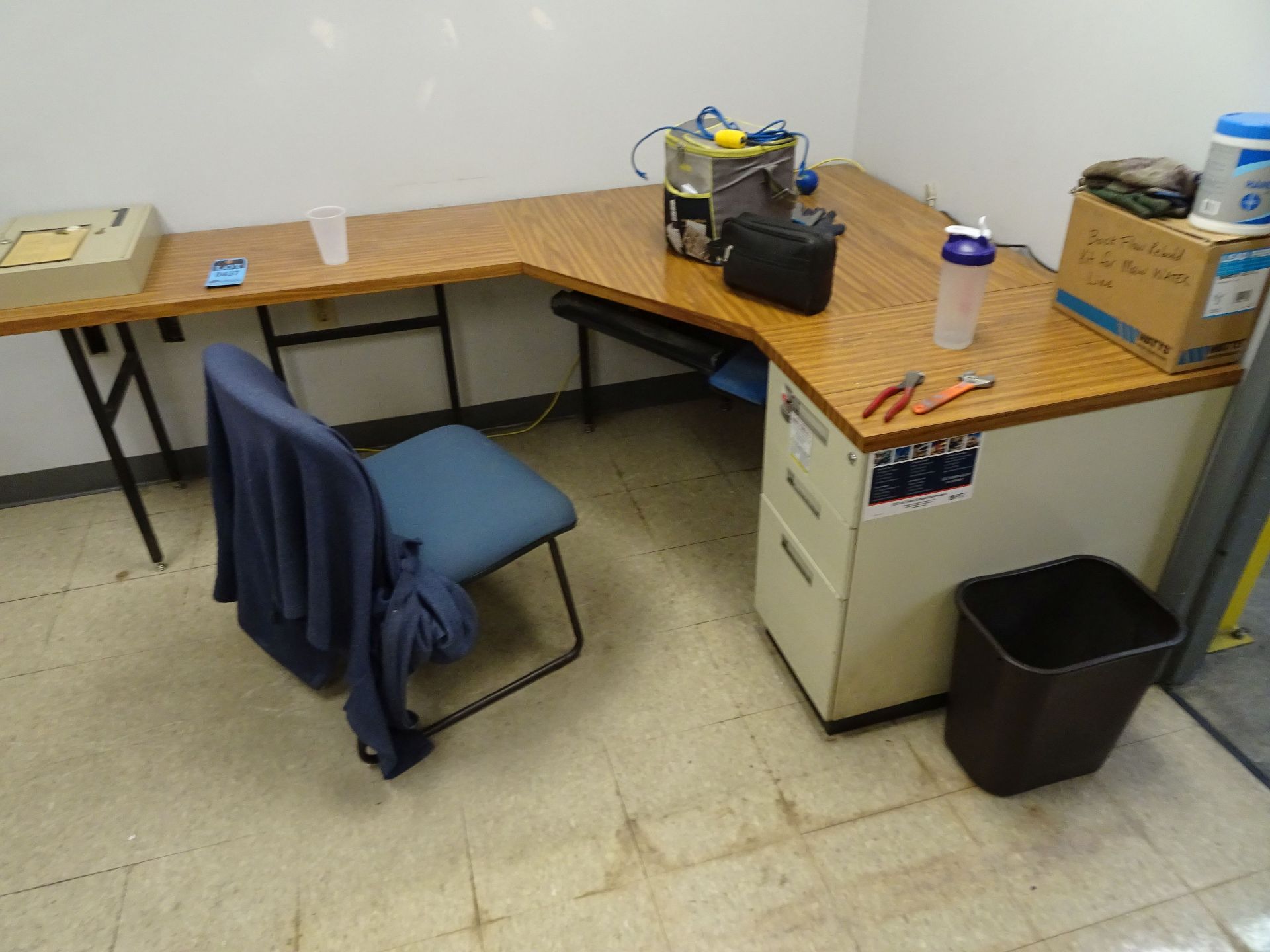 (LOT) DESK WITH FILE CABINET