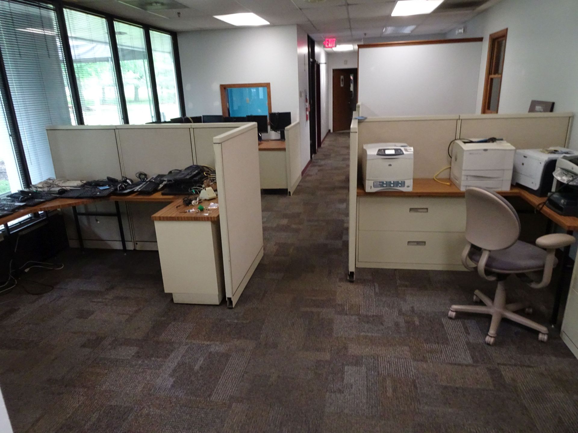 (LOT) MODULAR DESK AND CABINETS