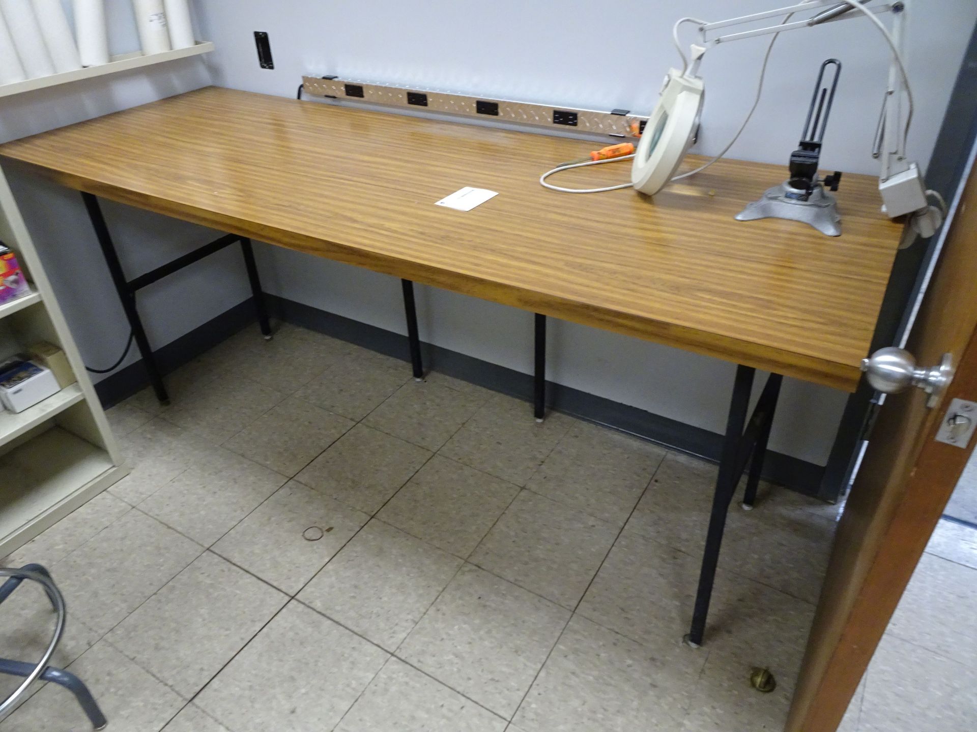 (LOT) DESK WITH FILE CABINET - Image 3 of 3