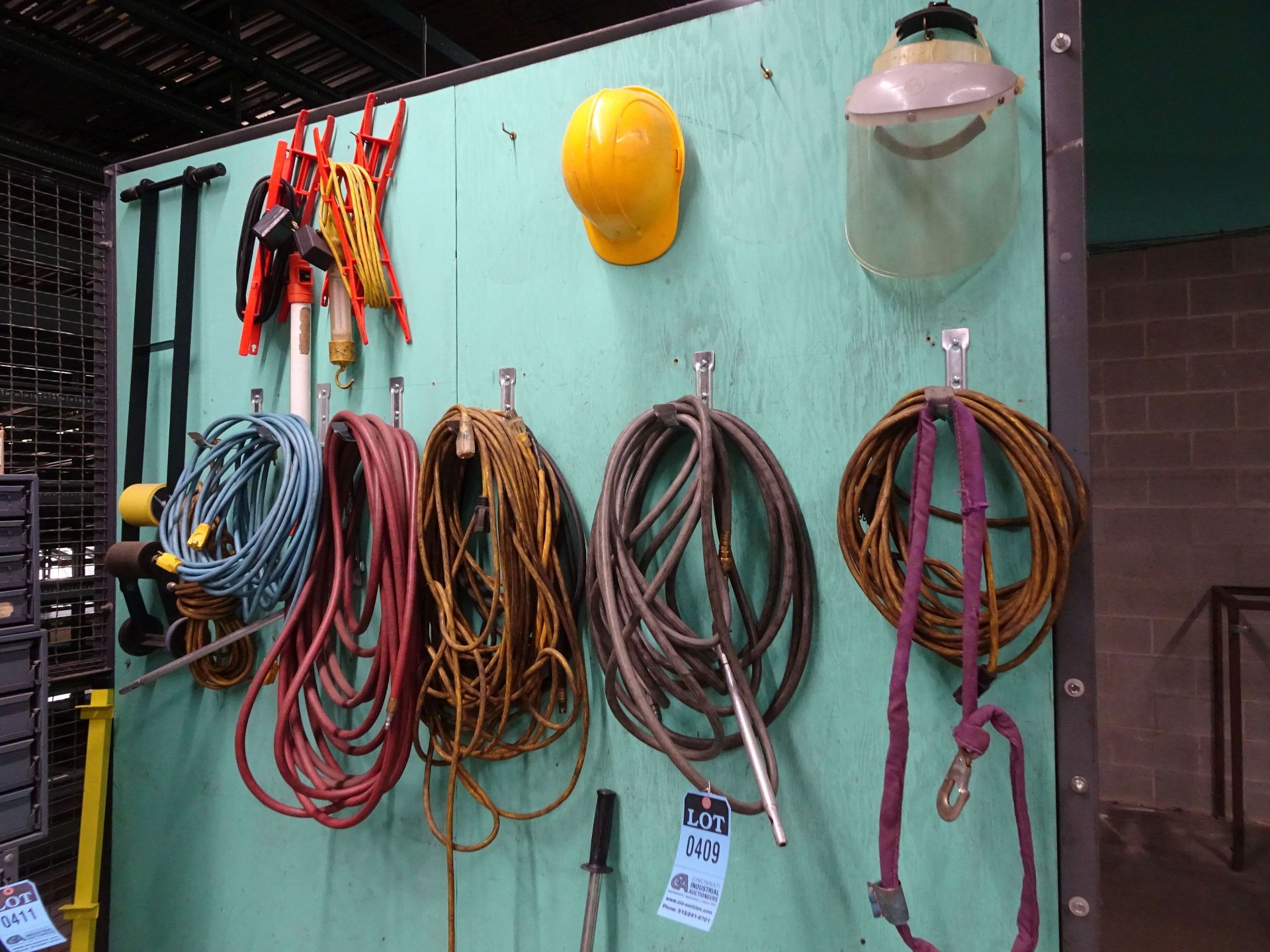 (LOT) EXTENSION CORDS AND HOSES