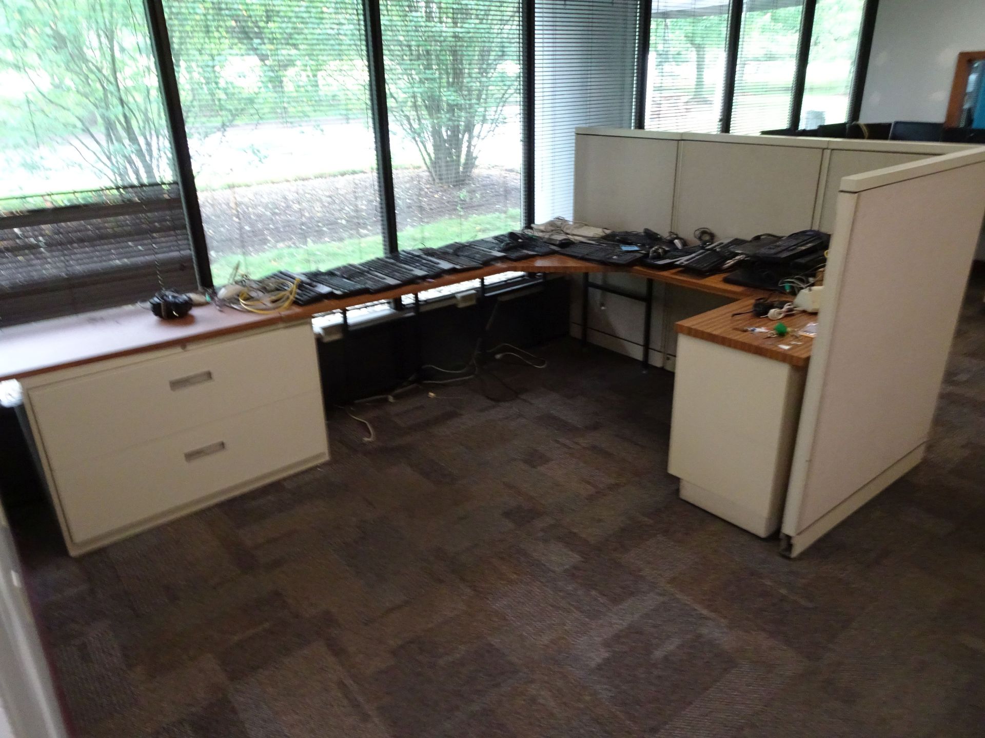 (LOT) MODULAR DESK AND CABINETS - Image 2 of 6