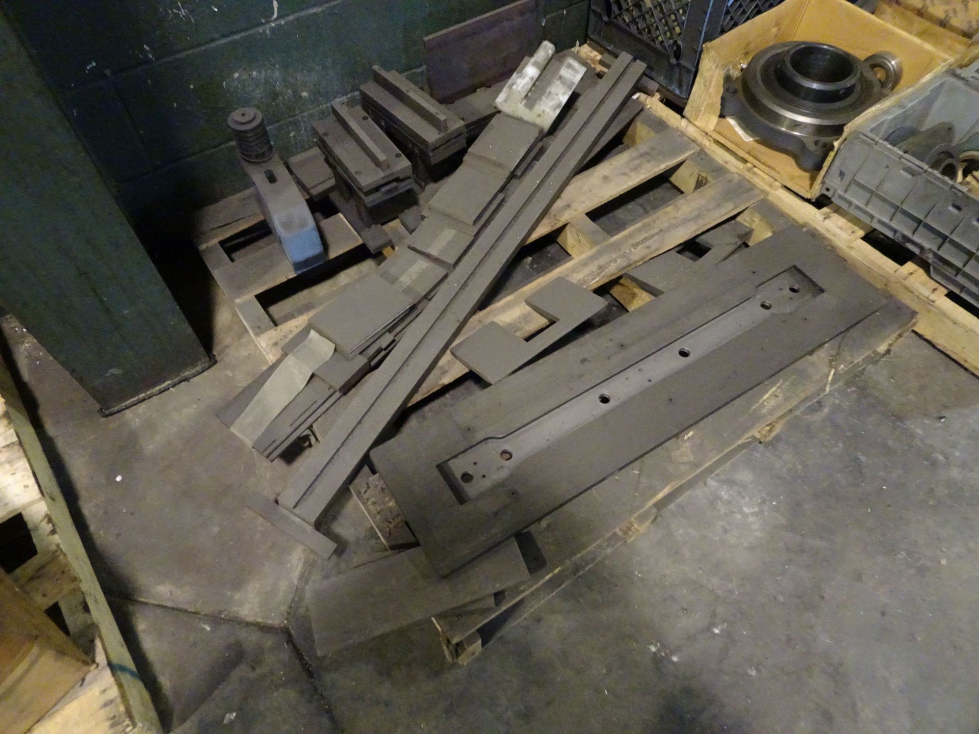 (LOT) MISCELLANEOUS MACHINE PARTS, TOOLING, HARDWARE - Image 5 of 7