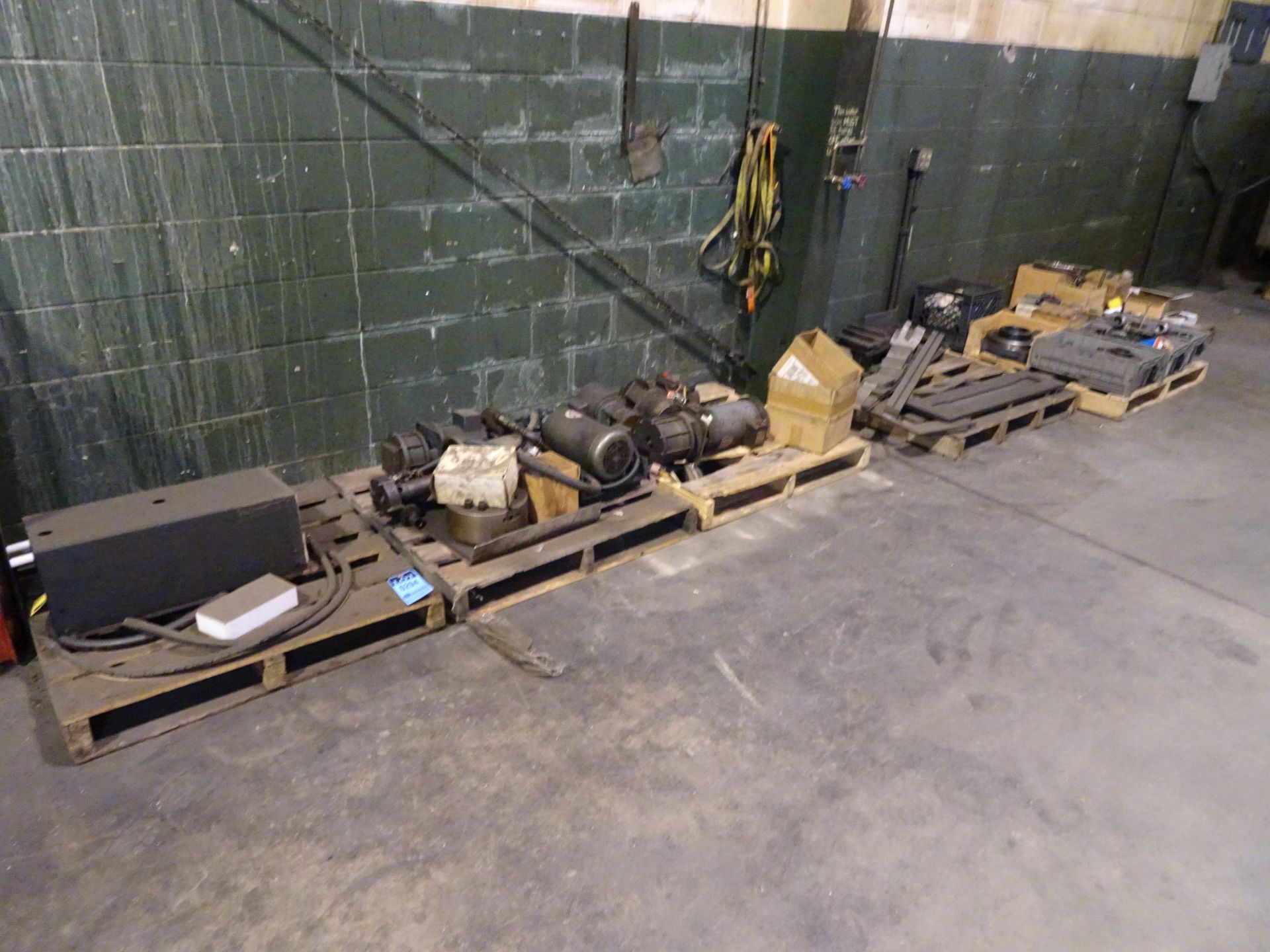 (LOT) MISCELLANEOUS MACHINE PARTS, TOOLING, HARDWARE