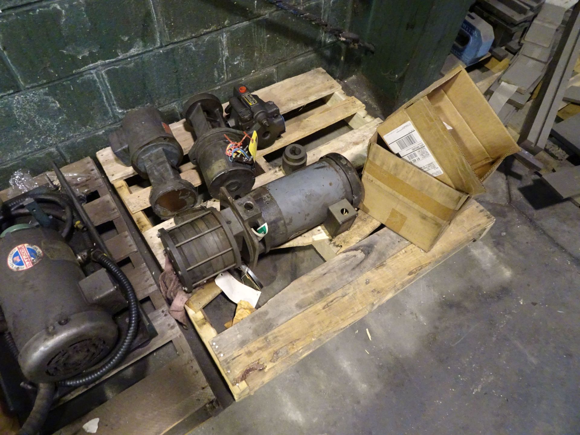 (LOT) MISCELLANEOUS MACHINE PARTS, TOOLING, HARDWARE - Image 4 of 7