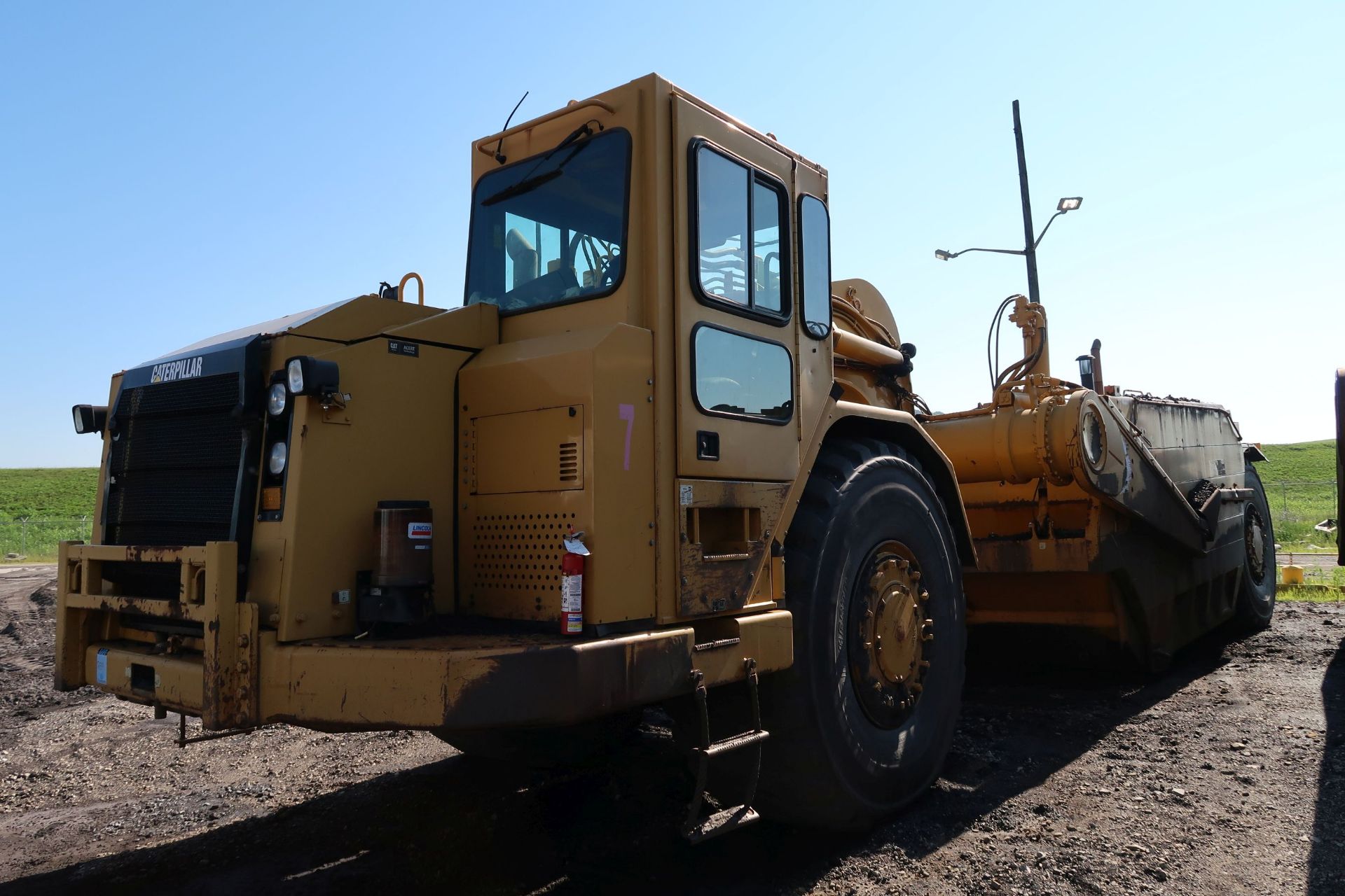 CATERPILLAR MODEL 637G WHEEL TRACTOR SCRAPER PAN, UNIT NO. 7; S/N DFJ00407, 34 YARD CAPACITY, LOAD