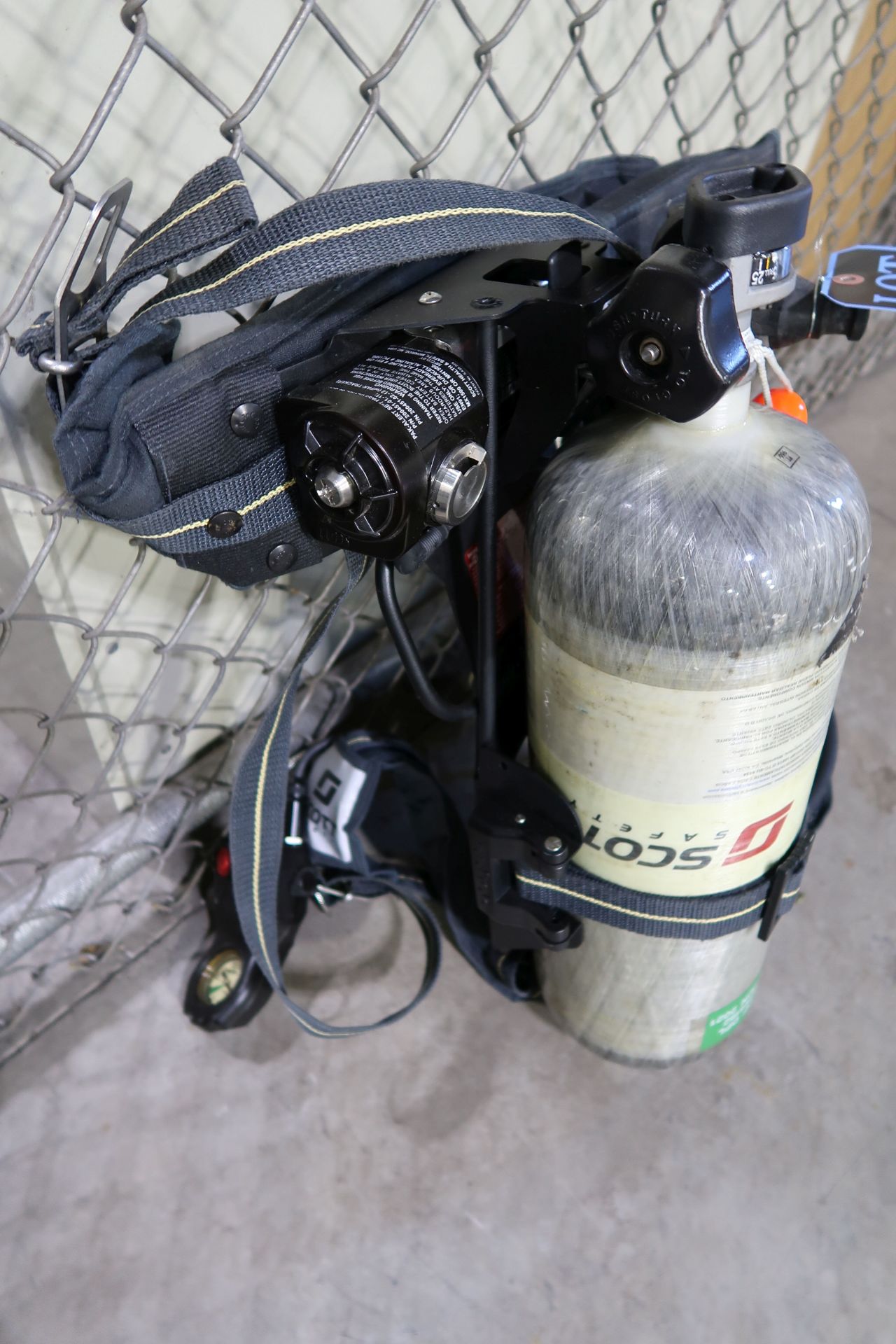 30 MINUTE SCOTT SAFETY BREATHING TANK AND APPARATUS - Image 3 of 3