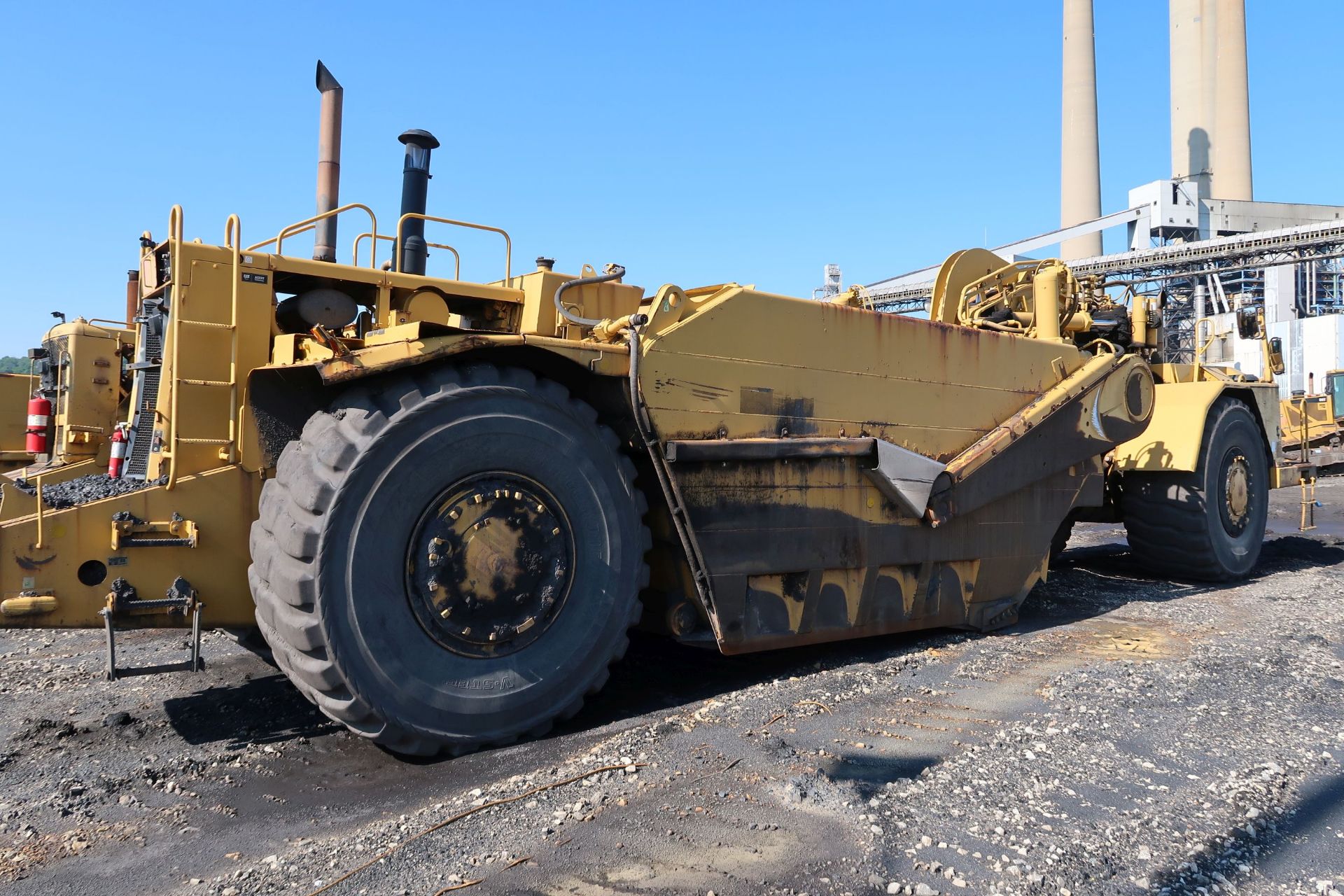 CATERPILLAR MODEL 637G WHEEL TRACTOR SCRAPER PAN, UNIT NO. 7; S/N DFJ00407, 34 YARD CAPACITY, LOAD - Image 3 of 10