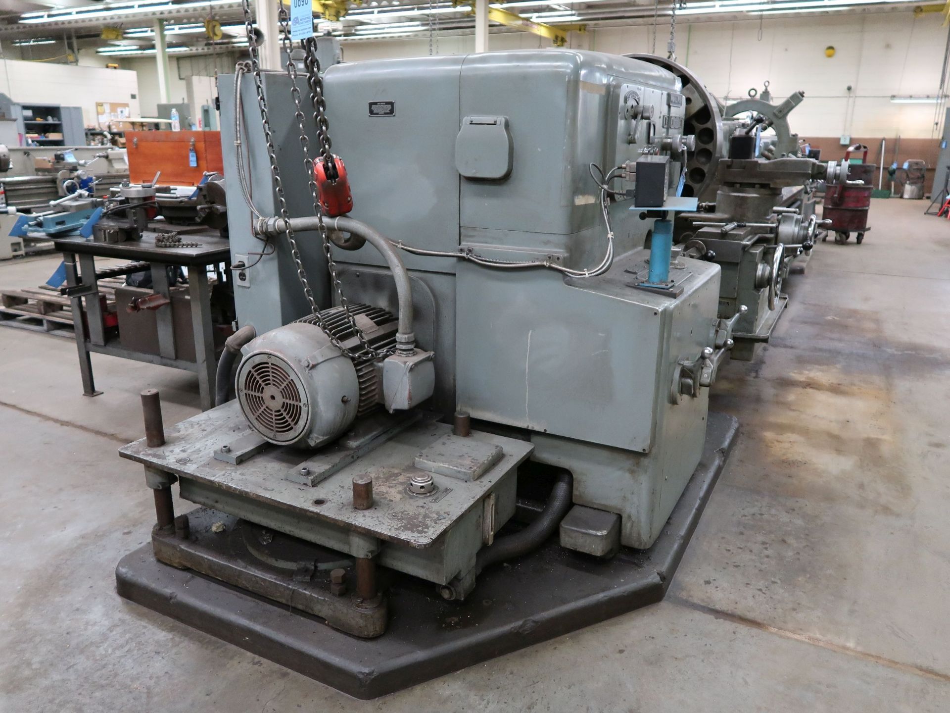 28" X 192" MONARCH MODEL 3220-28X192 GEARD HEAD ENGINE LATHE; S/N 49825, SPINDLE SPEED 31 - 1,140 - Image 4 of 17