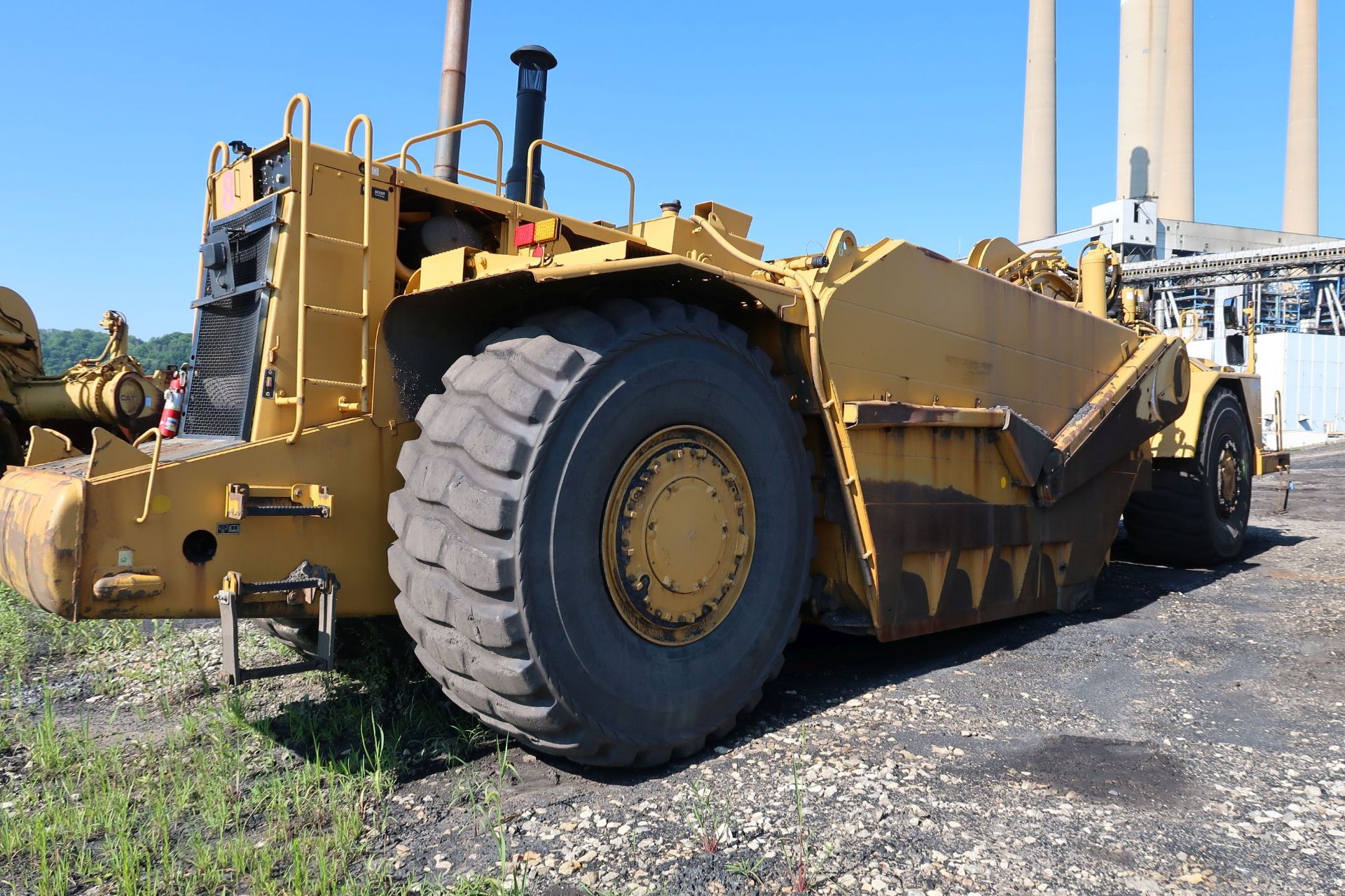 CATERPILLAR MODEL 637G WHEEL TRACTOR SCRAPER PAN, UNIT NO. 8; S/N DFJ00423, 34 YARD CAPACITY, LOAD - Image 5 of 10