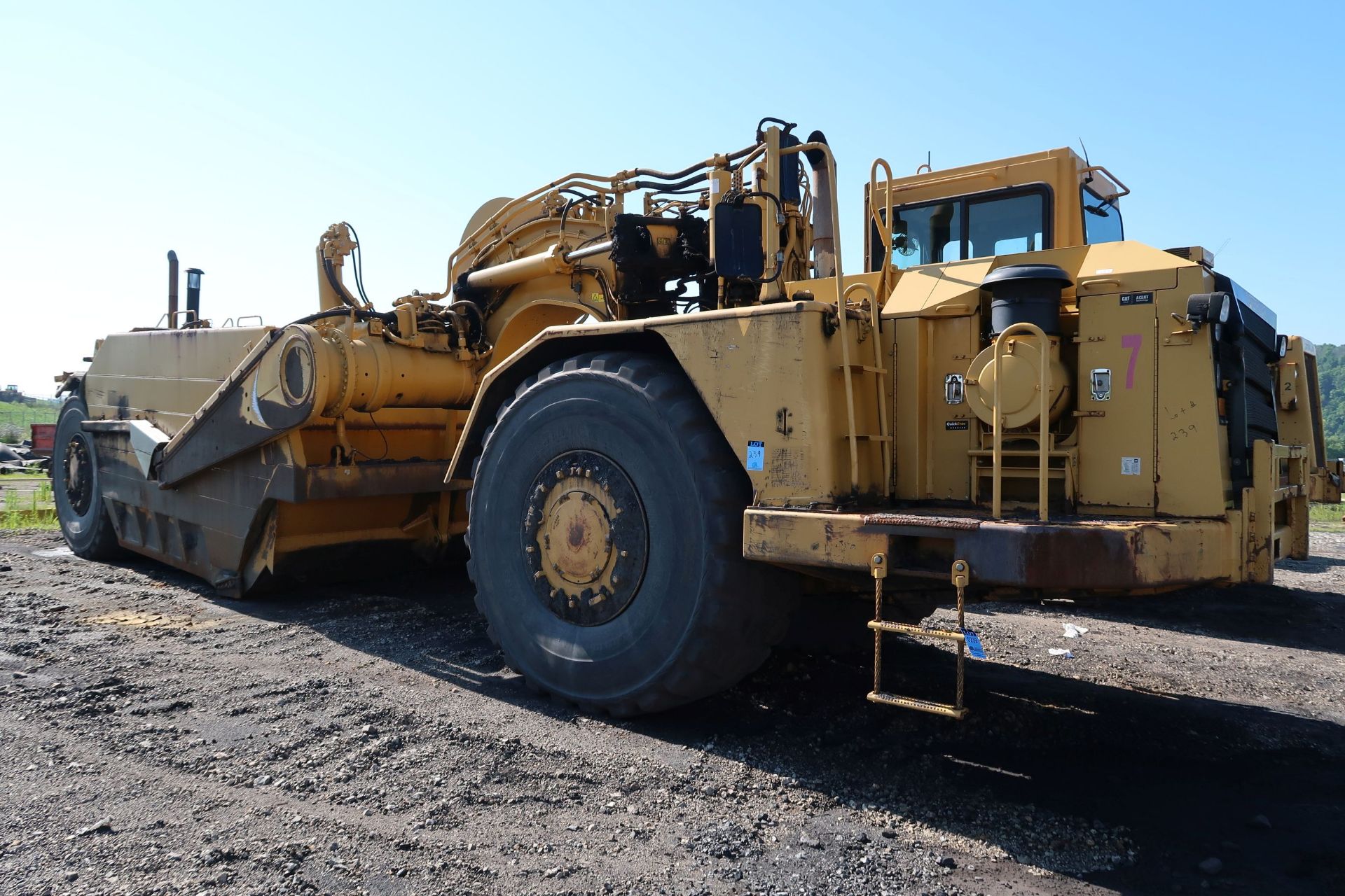 CATERPILLAR MODEL 637G WHEEL TRACTOR SCRAPER PAN, UNIT NO. 7; S/N DFJ00407, 34 YARD CAPACITY, LOAD - Image 2 of 10