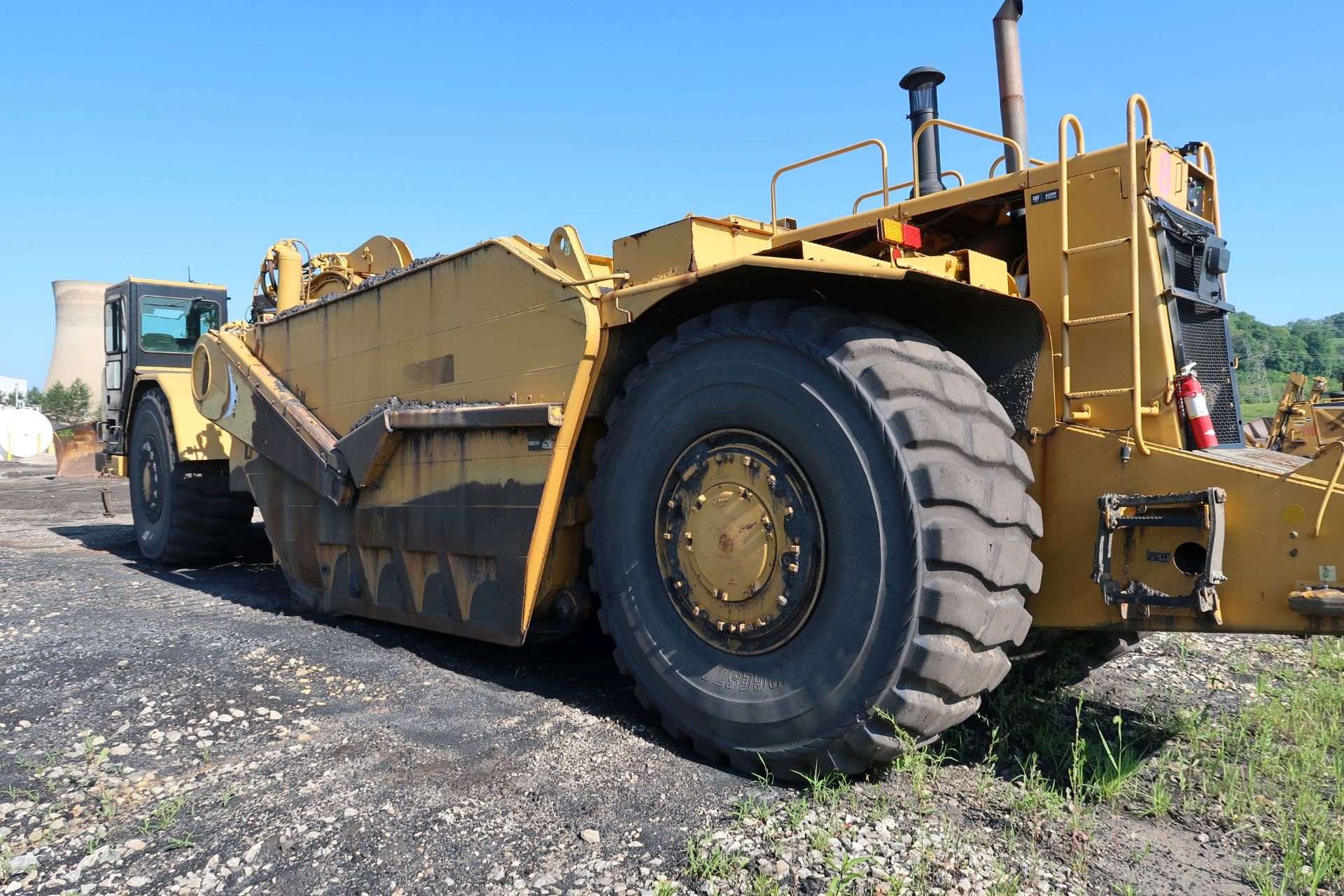 CATERPILLAR MODEL 637G WHEEL TRACTOR SCRAPER PAN, UNIT NO. 8; S/N DFJ00423, 34 YARD CAPACITY, LOAD - Image 6 of 10