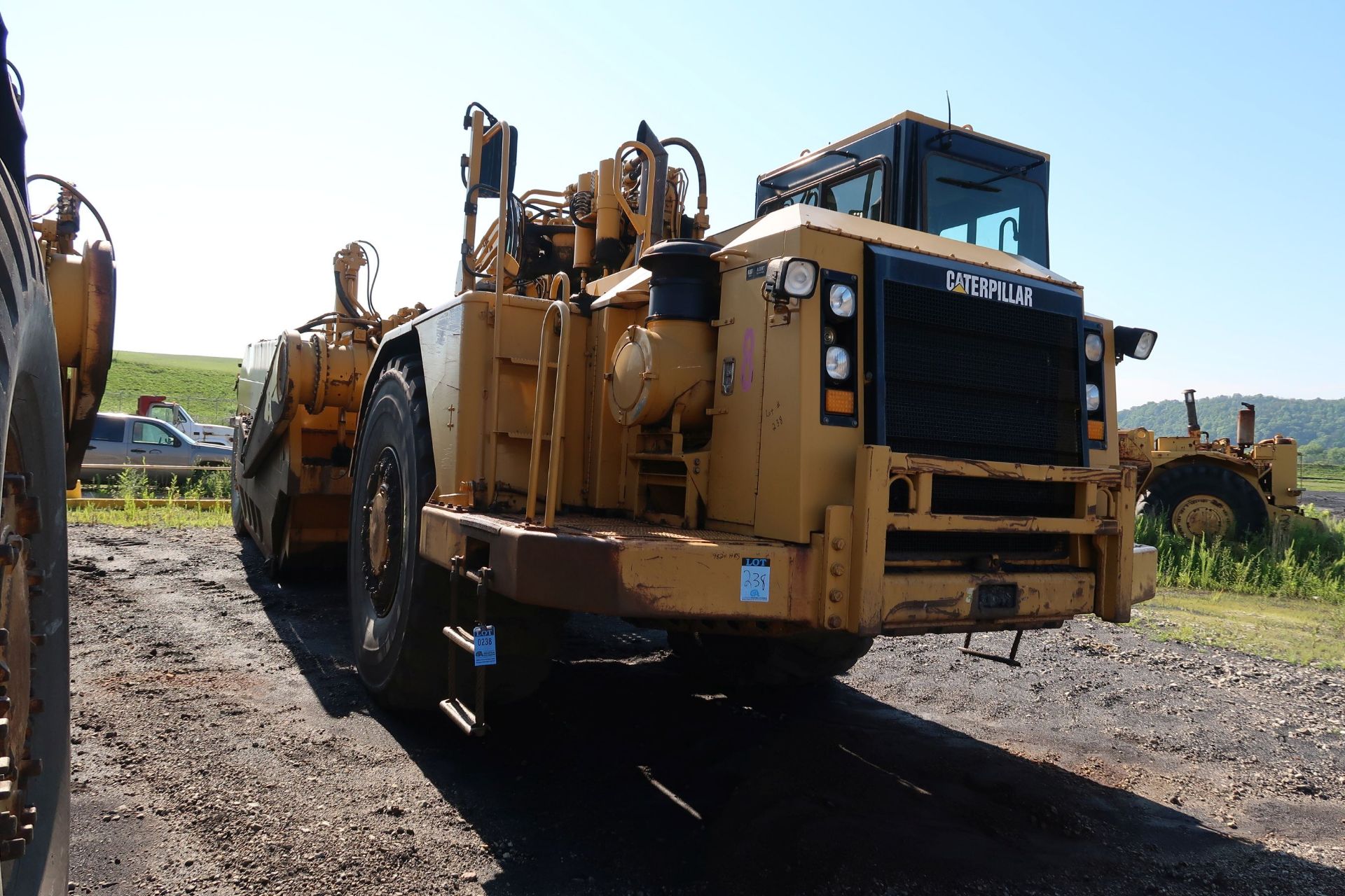 CATERPILLAR MODEL 637G WHEEL TRACTOR SCRAPER PAN, UNIT NO. 8; S/N DFJ00423, 34 YARD CAPACITY, LOAD - Image 2 of 10