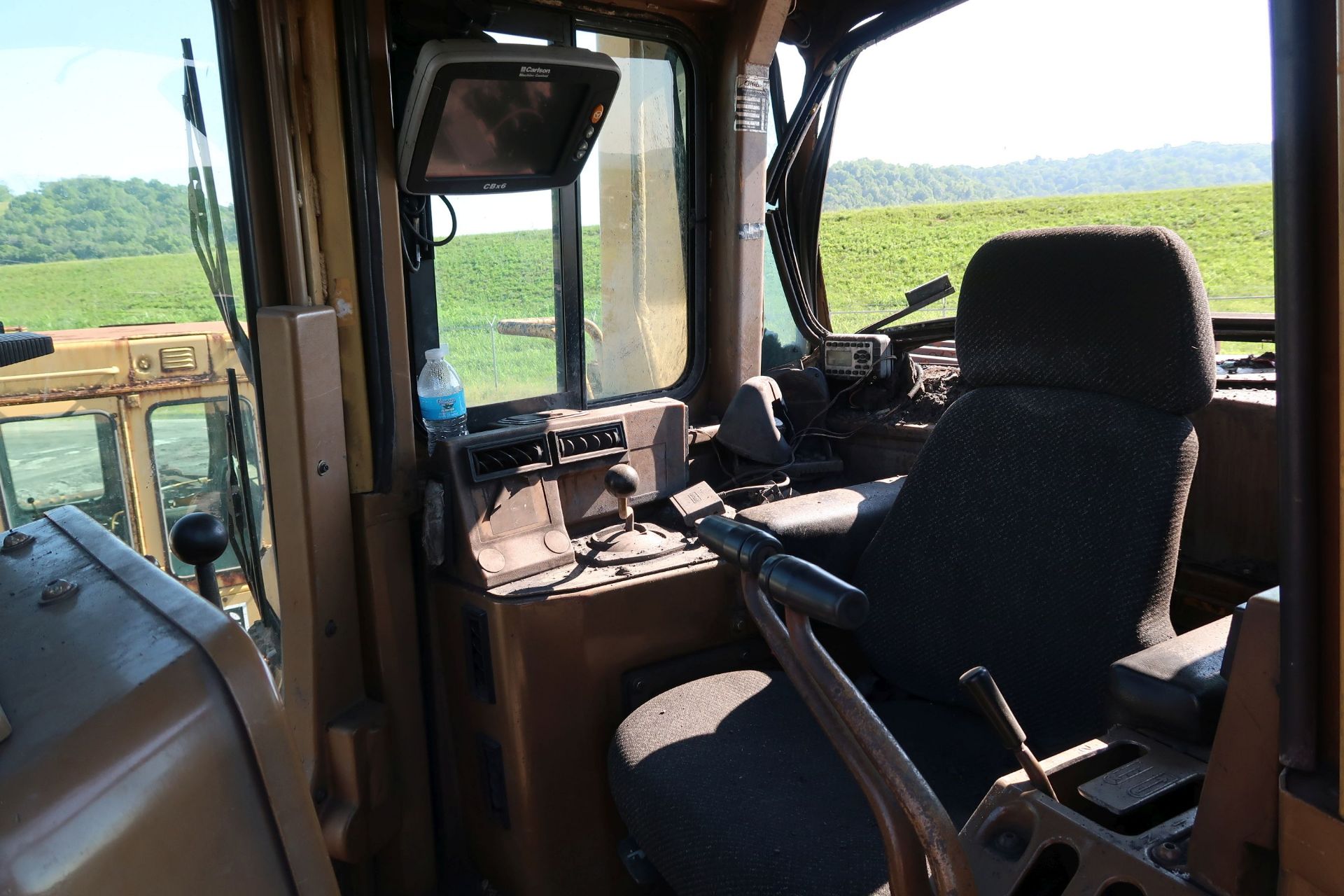 CATERPILLAR MODEL D9N CRAWLER DOZER; S/N 1JD02281, ROPS CANOPY, CAB, 26,102 HOURS SHOWING, NOTED - Image 8 of 11