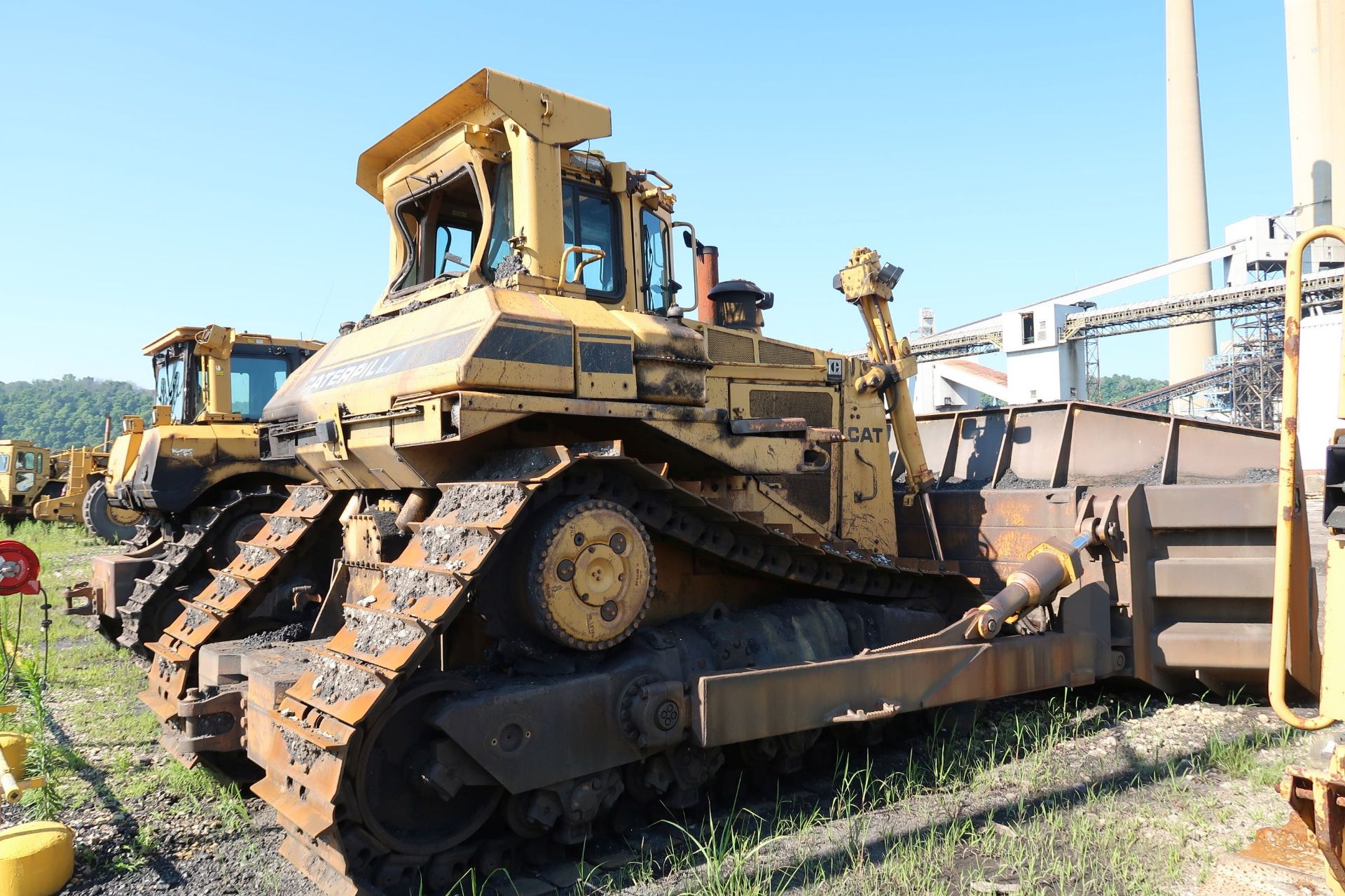 CATERPILLAR MODEL D9N CRAWLER DOZER; S/N 1JD02281, ROPS CANOPY, CAB, 26,102 HOURS SHOWING, NOTED - Image 3 of 11