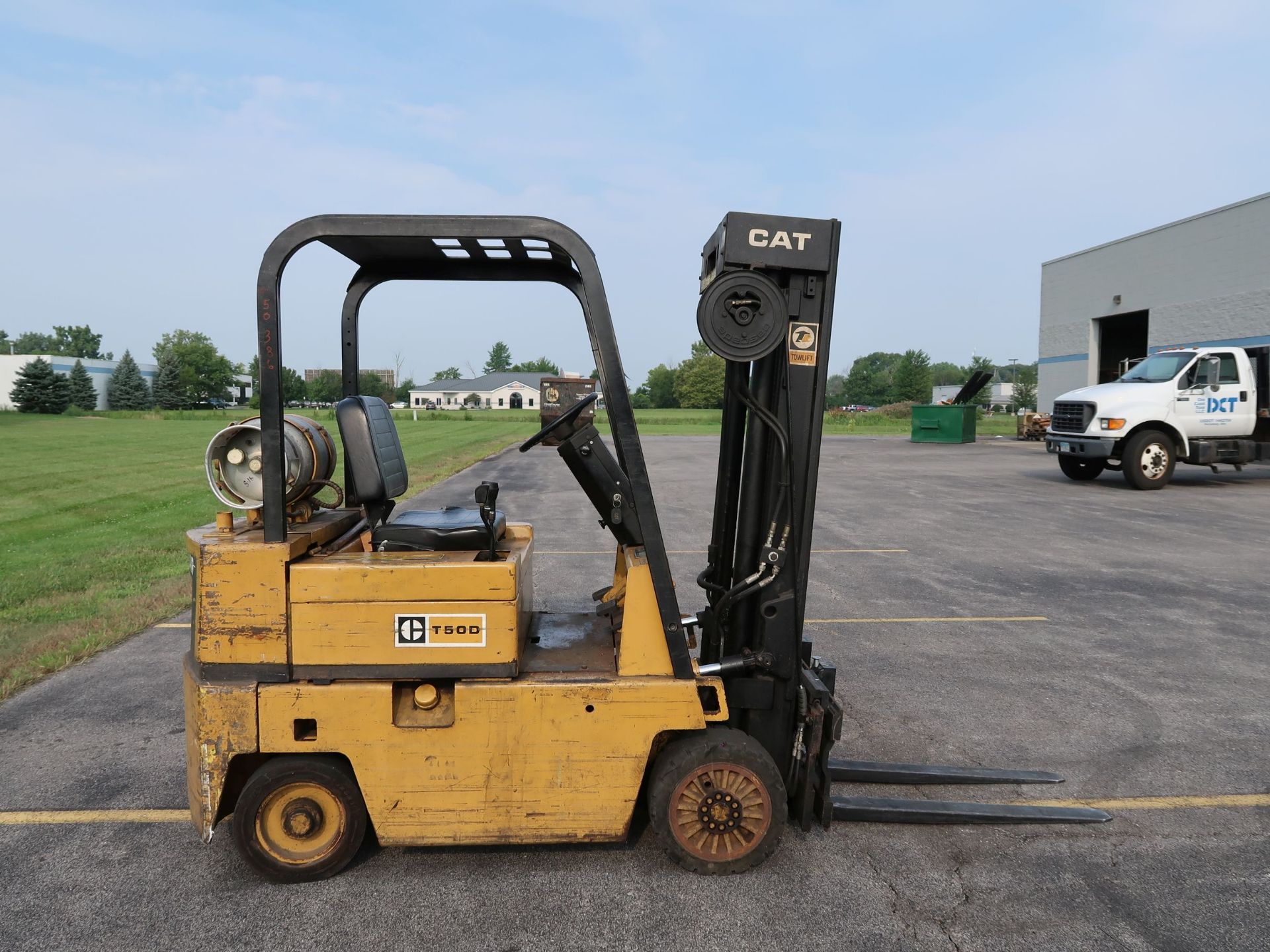 5,000 LB. CATERPILLAR MODEL T50D CUSHION TIRE LP GAS LIFT TRUCK; S/N 8EB2150, THREE STAGE MAST, 188" - Image 4 of 11