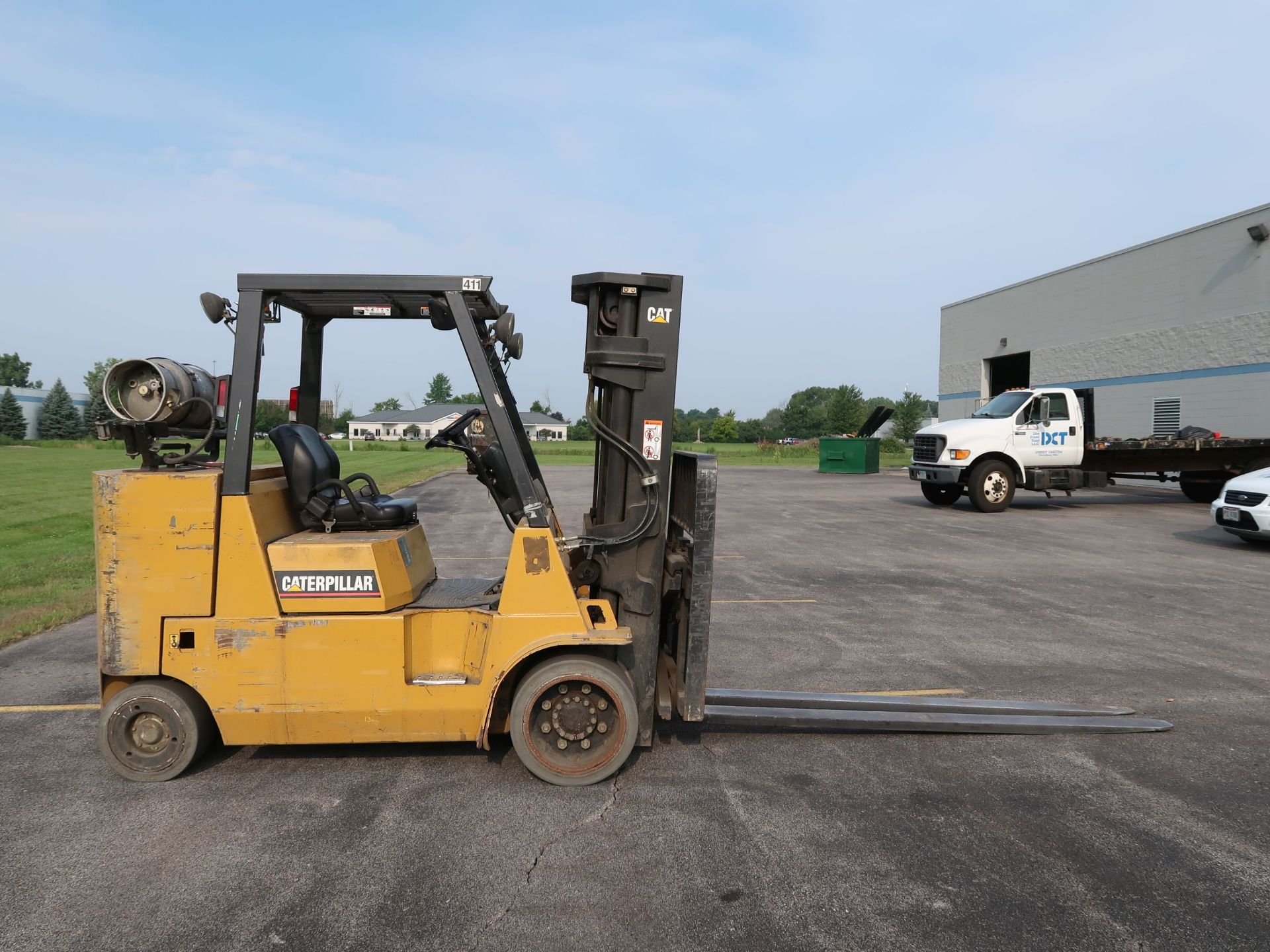 11,000 LB. CATERPILLAR MODEL GC55K LP GAS SOLID TIRE LIFT TRUCK; S/N AT88A00317, THREE STAGE MAST, - Image 4 of 11