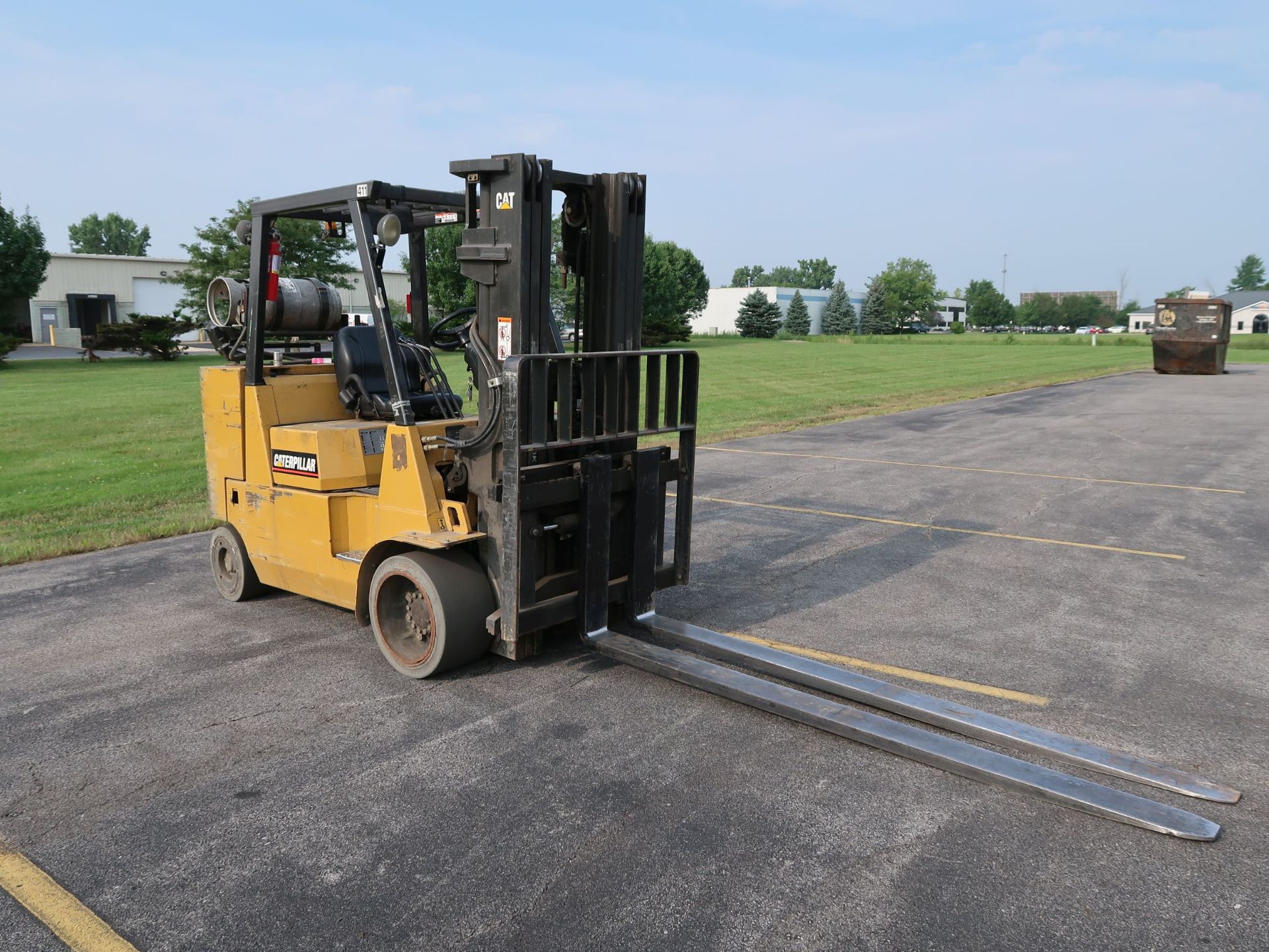 11,000 LB. CATERPILLAR MODEL GC55K LP GAS SOLID TIRE LIFT TRUCK; S/N AT88A00317, THREE STAGE MAST, - Image 3 of 11