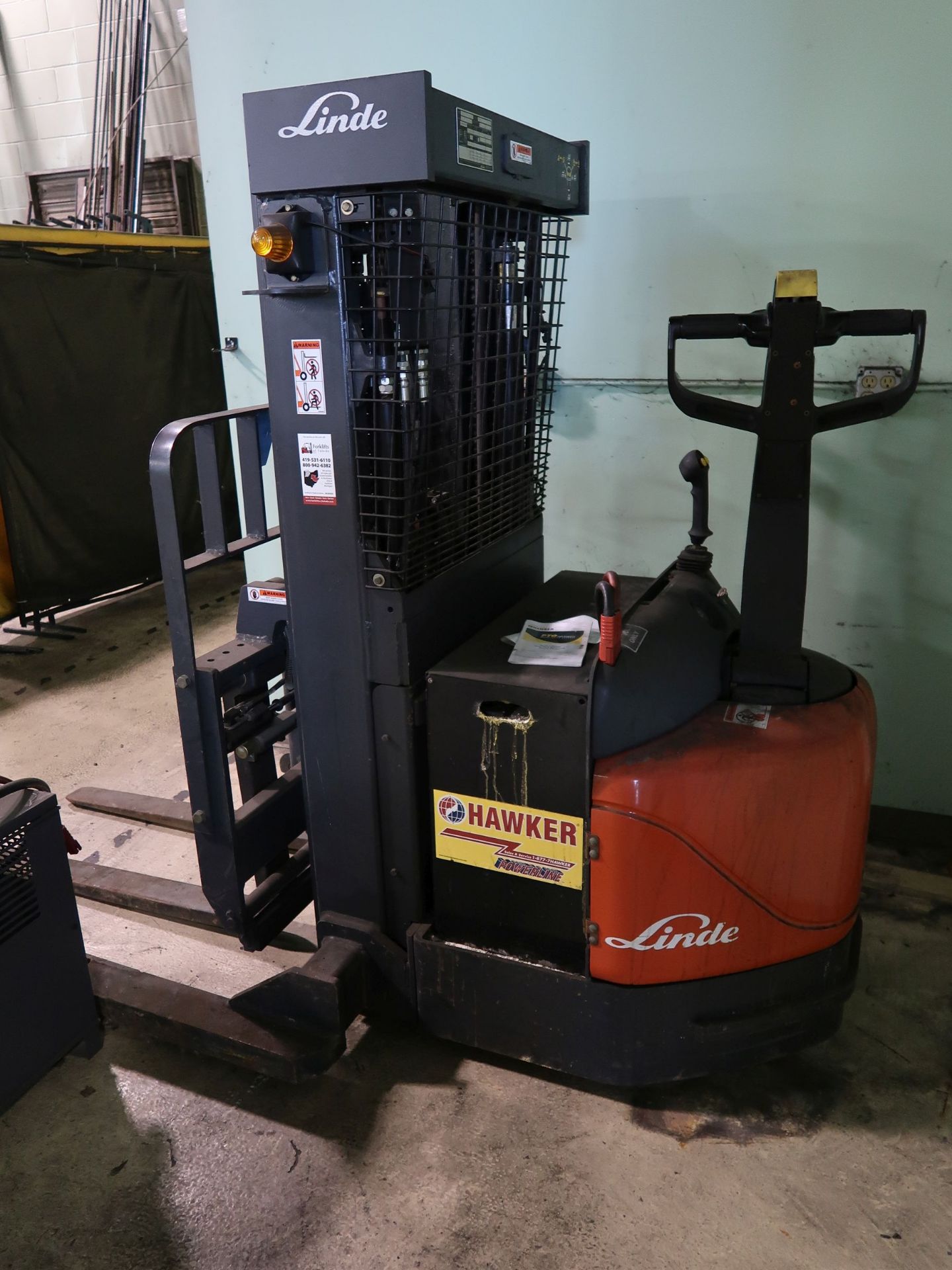 3,000 LB. LINDE MODEL EWX-30 24 VOLT WALK BEHIND REACH TRUCK; S/N 2737-0190, THREE STAGE, 150" REACH - Image 3 of 8